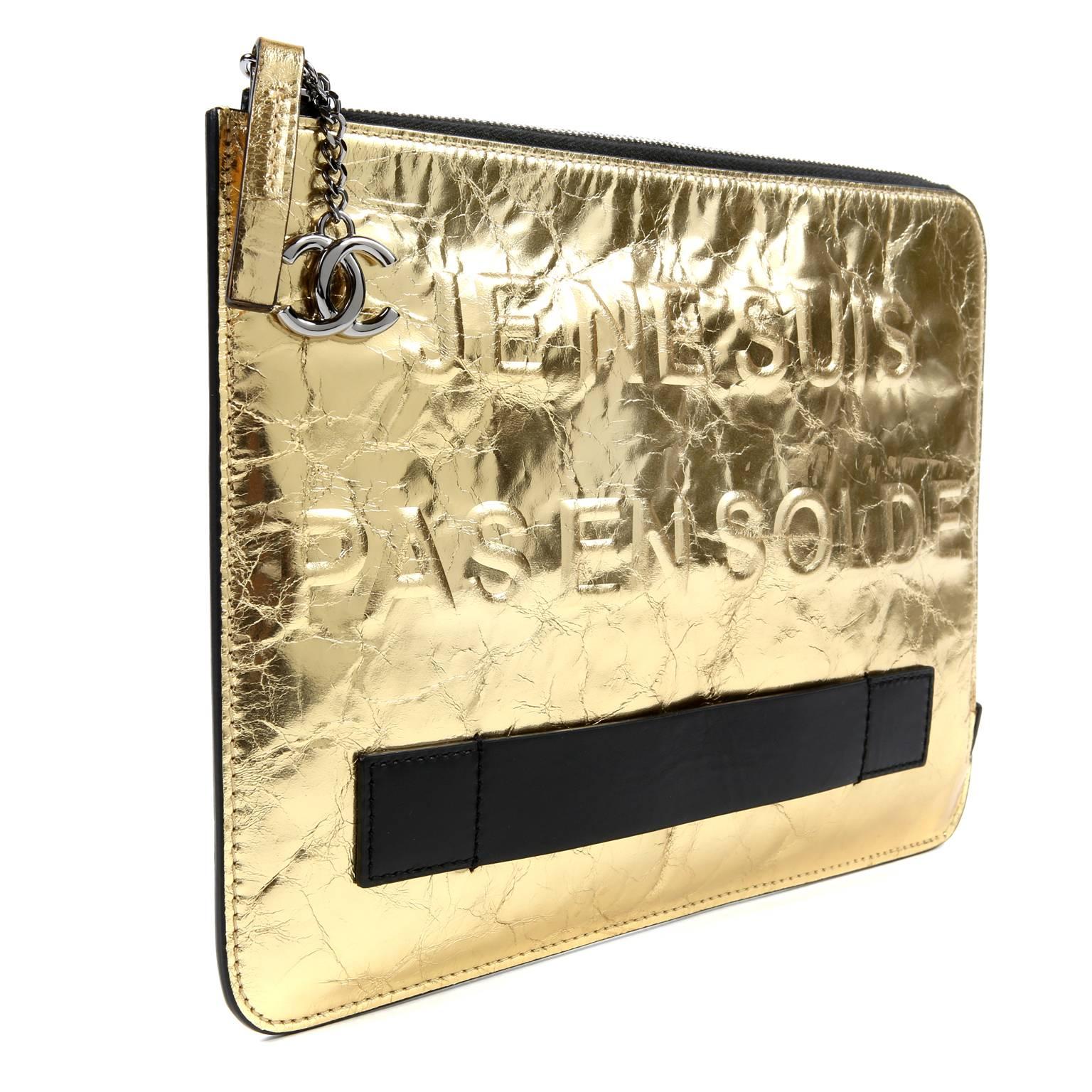 Chanel Gold Je Ne Suis Pas En Solde Clutch- PRISTINE
 From the 2015 collection, it proudly proclaims, en Francais, “I am Not For Sale.”

Metallic gold leather slim clutch is tonally embossed with JE NE SUIS PAS EN SOLDE.  Silver interlocking CC