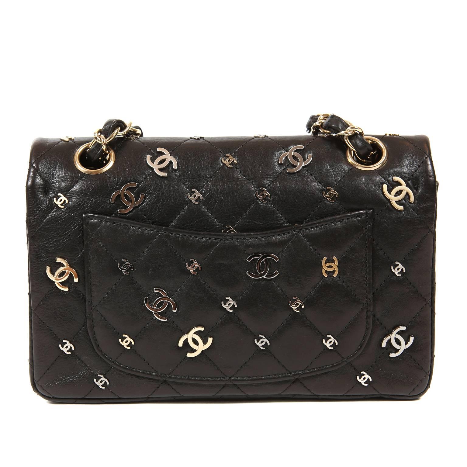 Chanel Piel de becerro negra CC Punk Pequeño 2.55 Reissue Bolso con doble solapa- Estado impecable
  De la colección 2007, esta adaptación única de la reedición está cubierta de CC metálicas entrelazadas en dorado, plateado y bronce de cañón.  
La