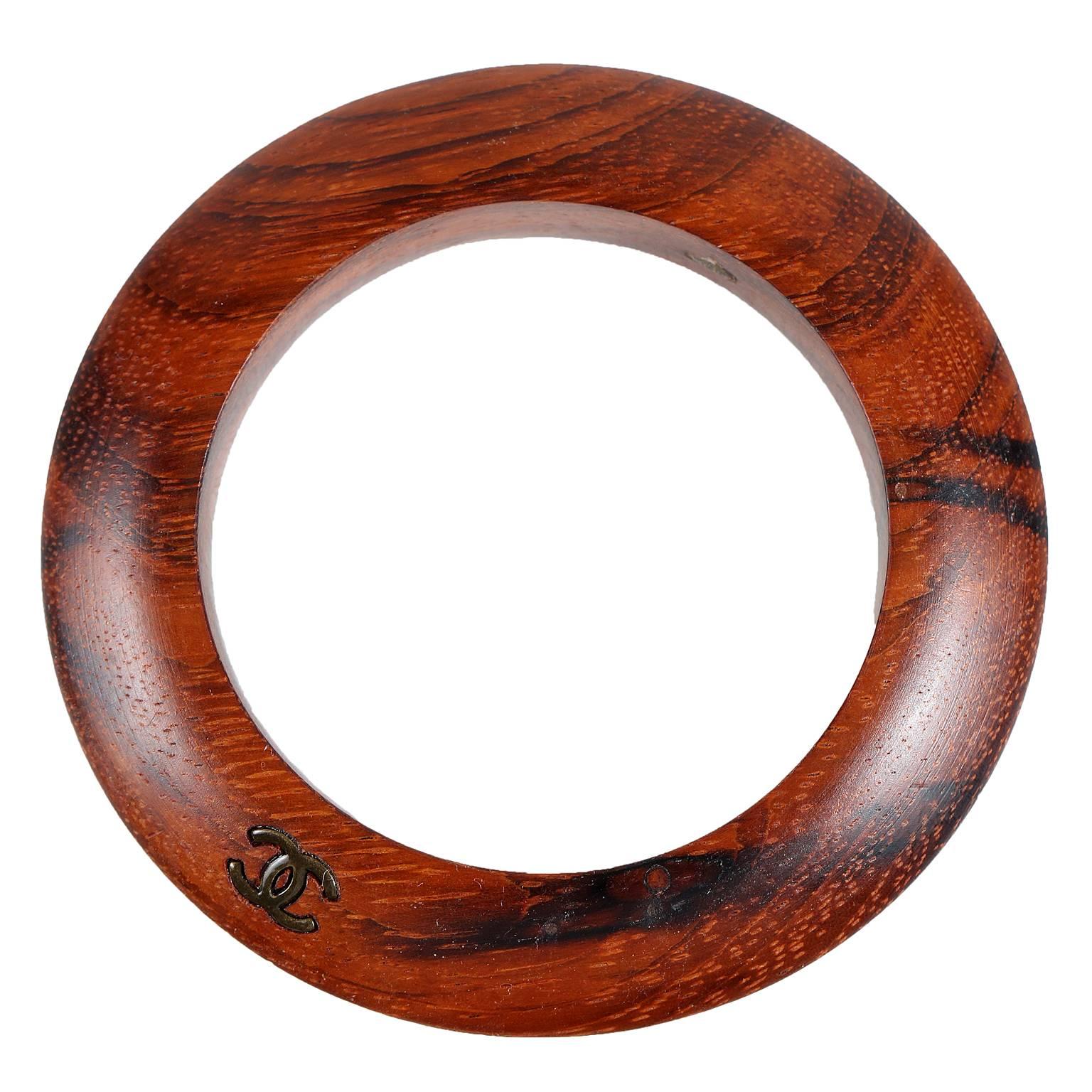 This authentic Chanel Wood Bangle Bracelet is a very rare piece in pristine condition.
Warm and unpretentious, this wood bangle has tapered edges and small interlocking CC logo.  Wear with everything.
A191

