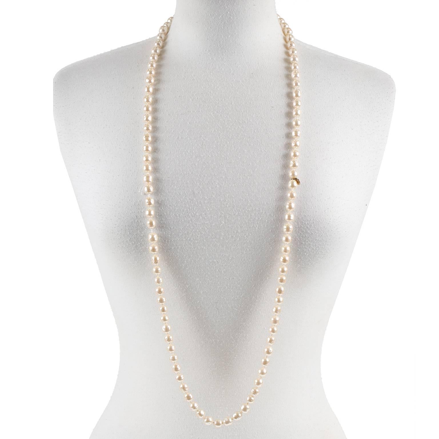 Chanel Baroque Pearl Vintage  Long Necklace In Excellent Condition For Sale In Malibu, CA