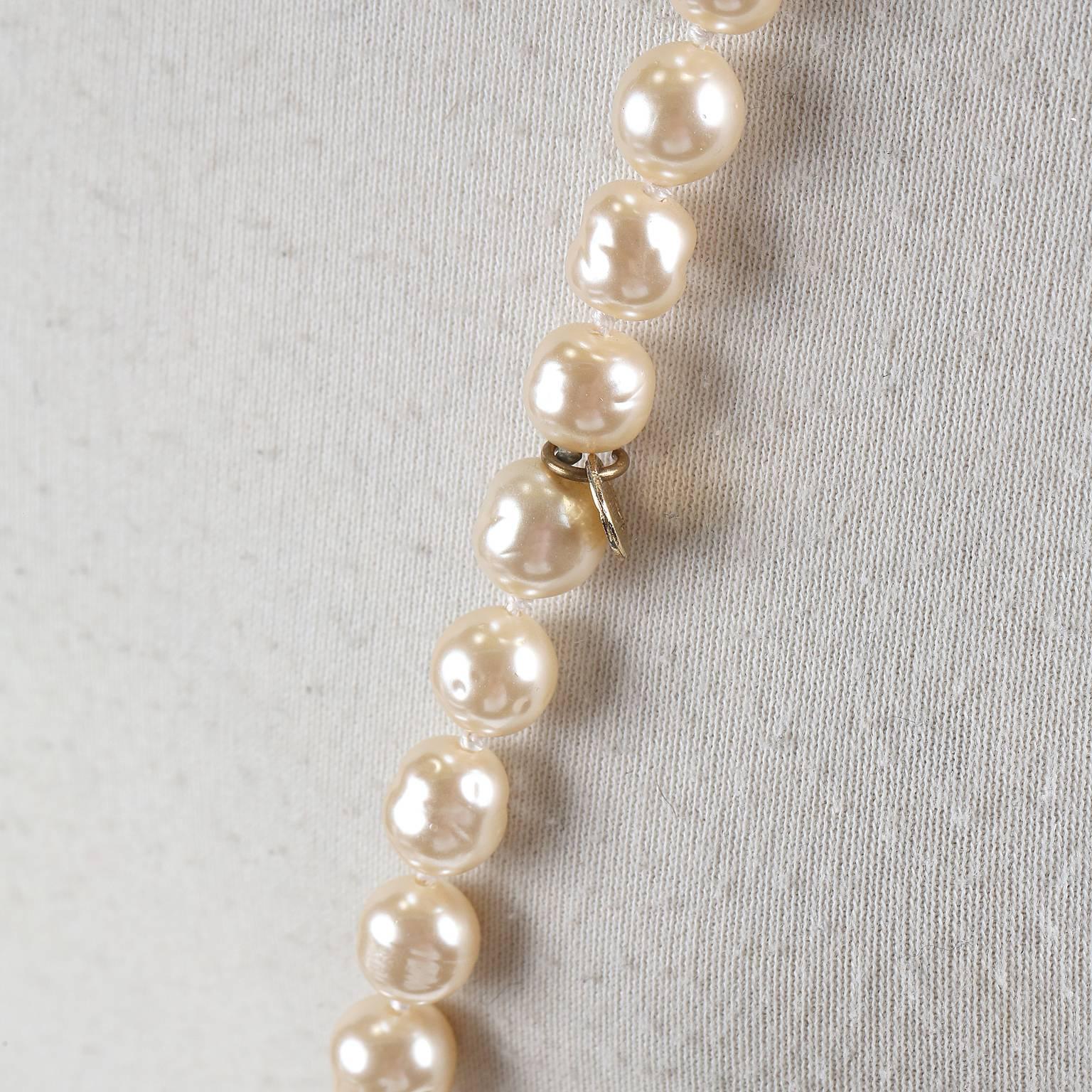 Chanel Baroque Pearl Vintage  Long Necklace For Sale 1