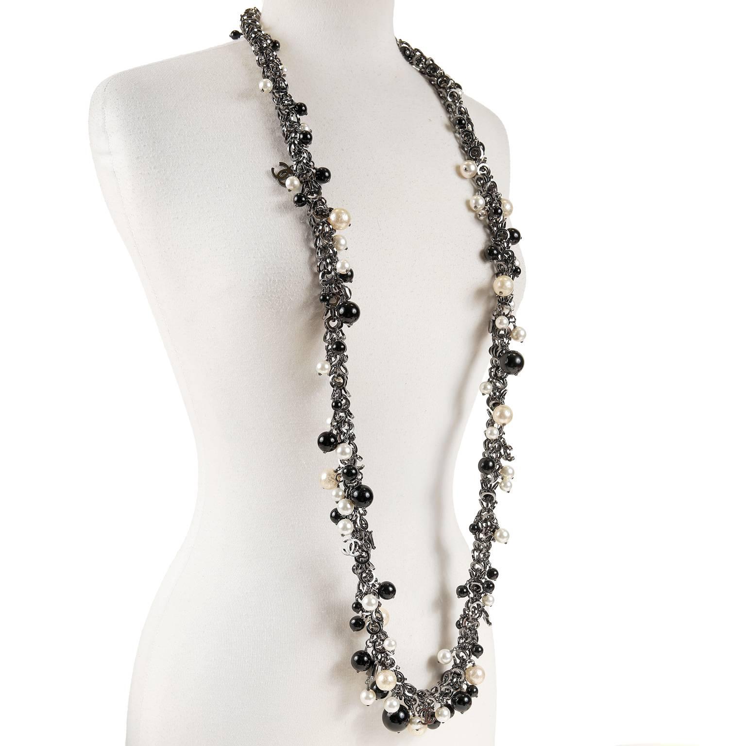 Chanel Black and White Pearl Necklace In Excellent Condition For Sale In Malibu, CA