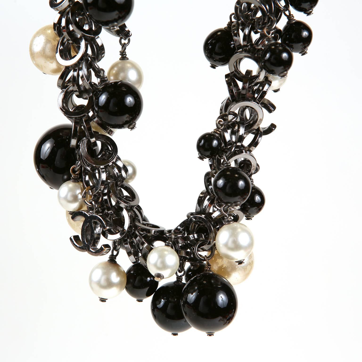 Chanel Black and White Pearl Necklace For Sale 1