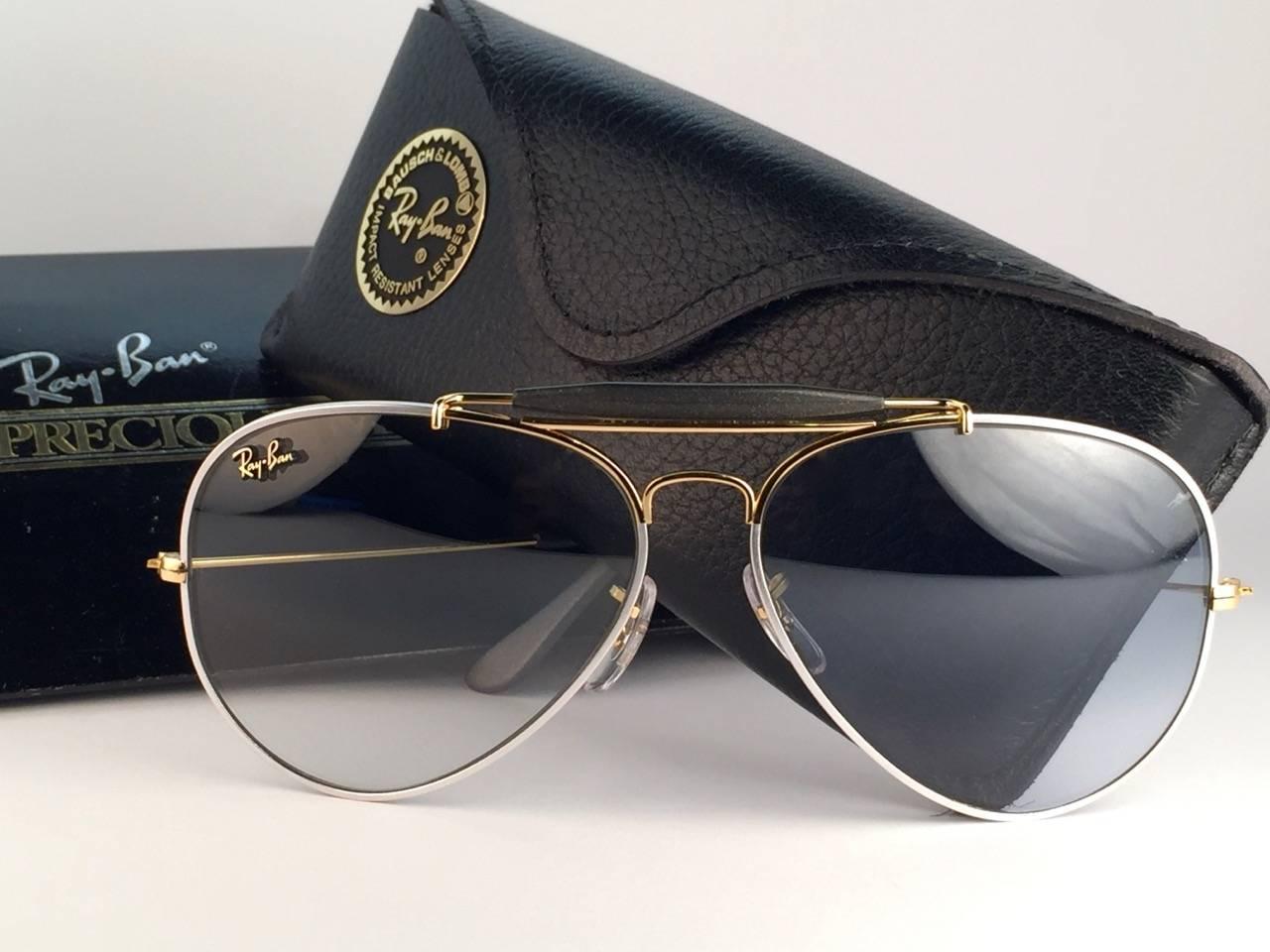 New Collectors Item Precious Metals Outdoorsman in 58mm with original case. Full set. 
Frame is 24 k gold heavy plated combined with platinum. 
The lenses are amazing blue changeable with a gradient and slight mirror. Ray Ban logo is on top of the