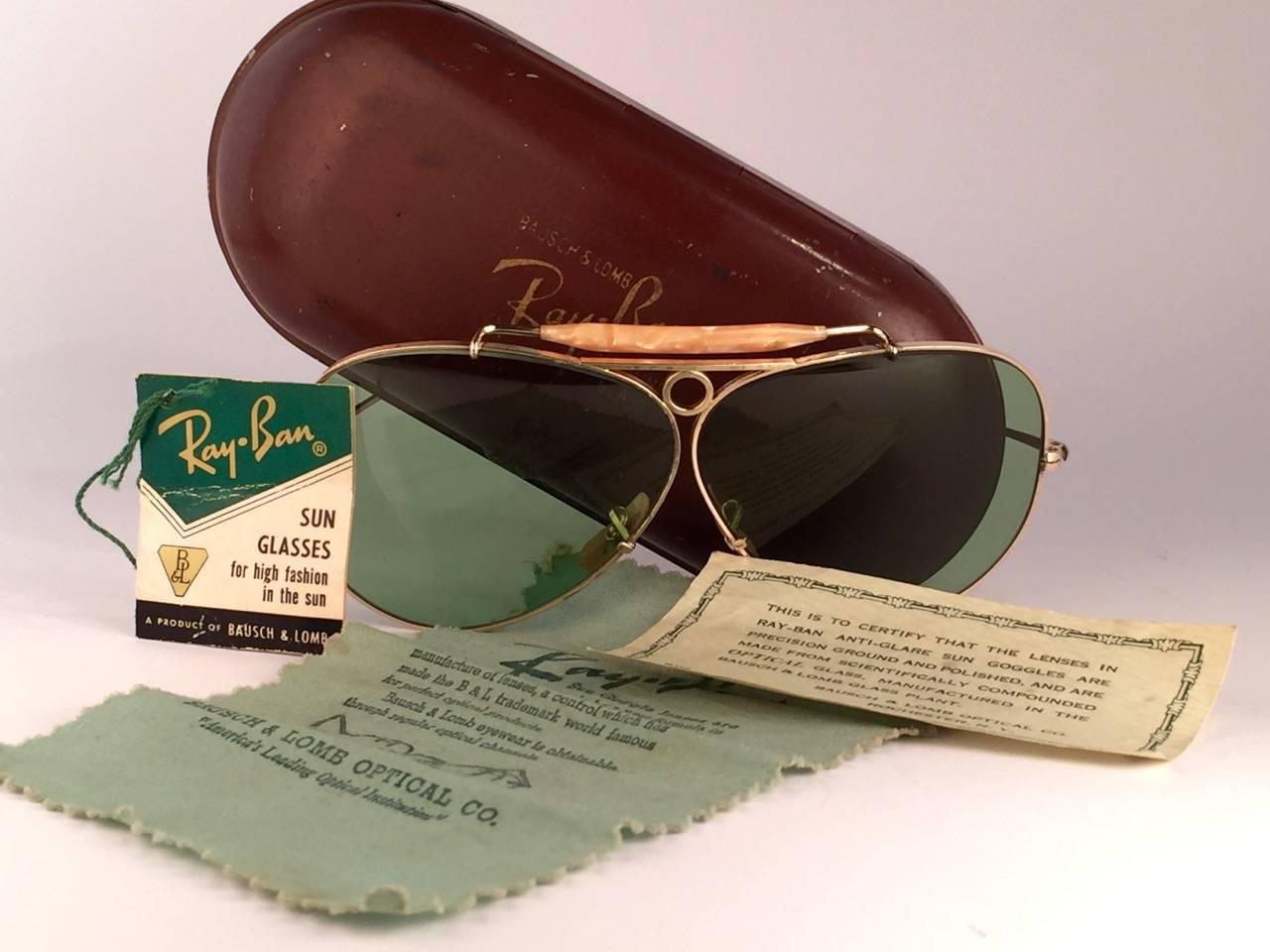 Superb pair Of Ray Ban Classic Outdoorsman 62Mm with 12K gold filled frame.

1950's USA Made by Bausch and Lomb. Original True Green RB3 B&L lenses. Frame straight as an arrow with mother of pearl browser. All the hallmarks.
Marked on top of the