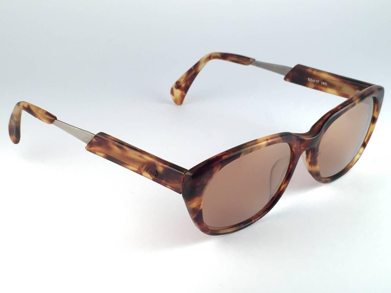 New Jean Paul Gaultier Junior 55 1071 Tortoise & Metal frame. 
Spotless amber mirror lenses that complete a ready to wear JPG look.

Amazing design with strong yet intricate details.
Design and produced in the 1900's.
New, never worn or
