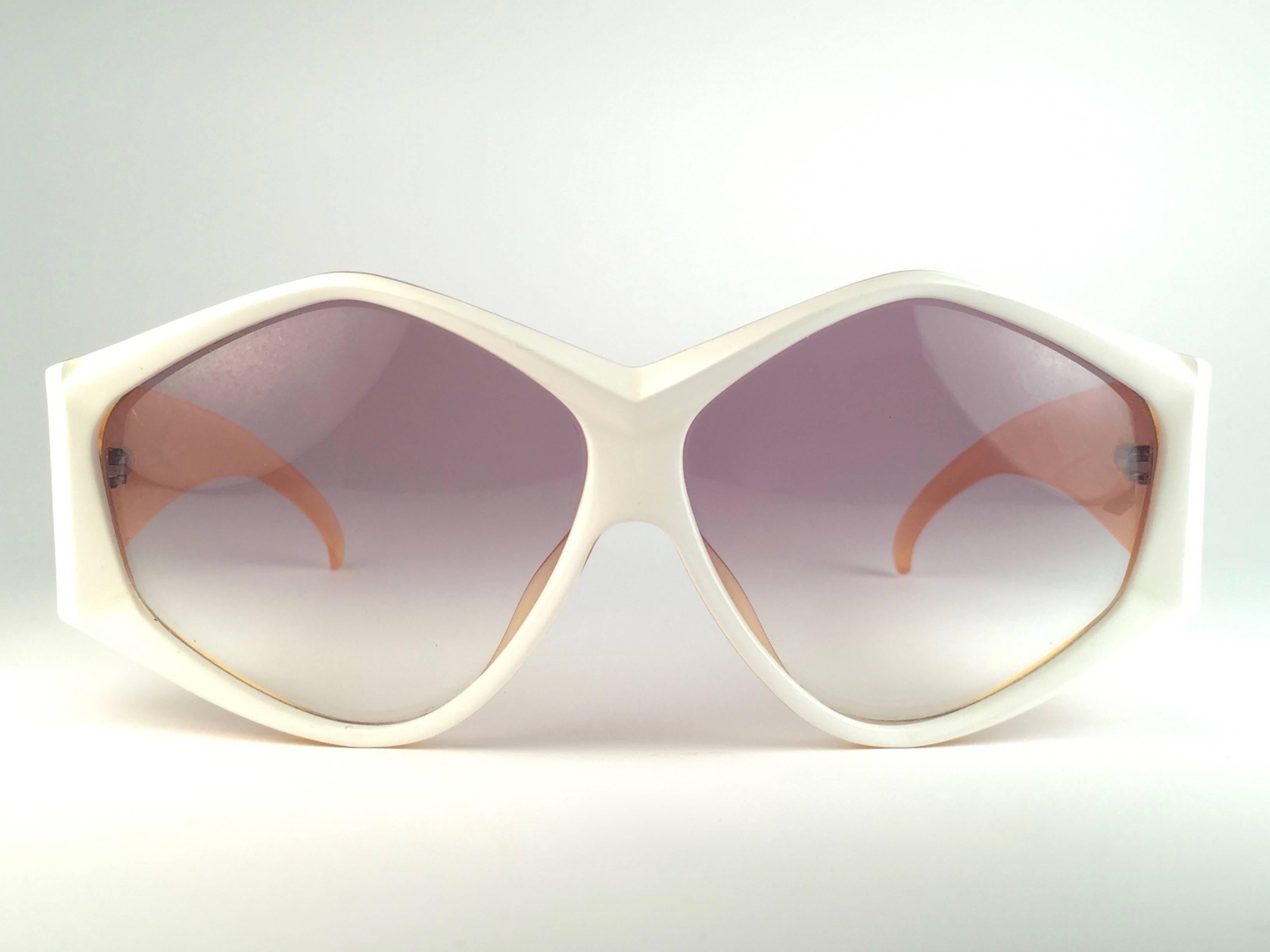 New Vintage Christian Dior 2230 70 White Origami frame with spotless light brown gradient lenses. 

Fabriqué en Allemagne.
 
Produit et conçu dans les années 1970.

Une pièce de collection !

Neuf, jamais porté ou exposé. Livré avec sa pochette