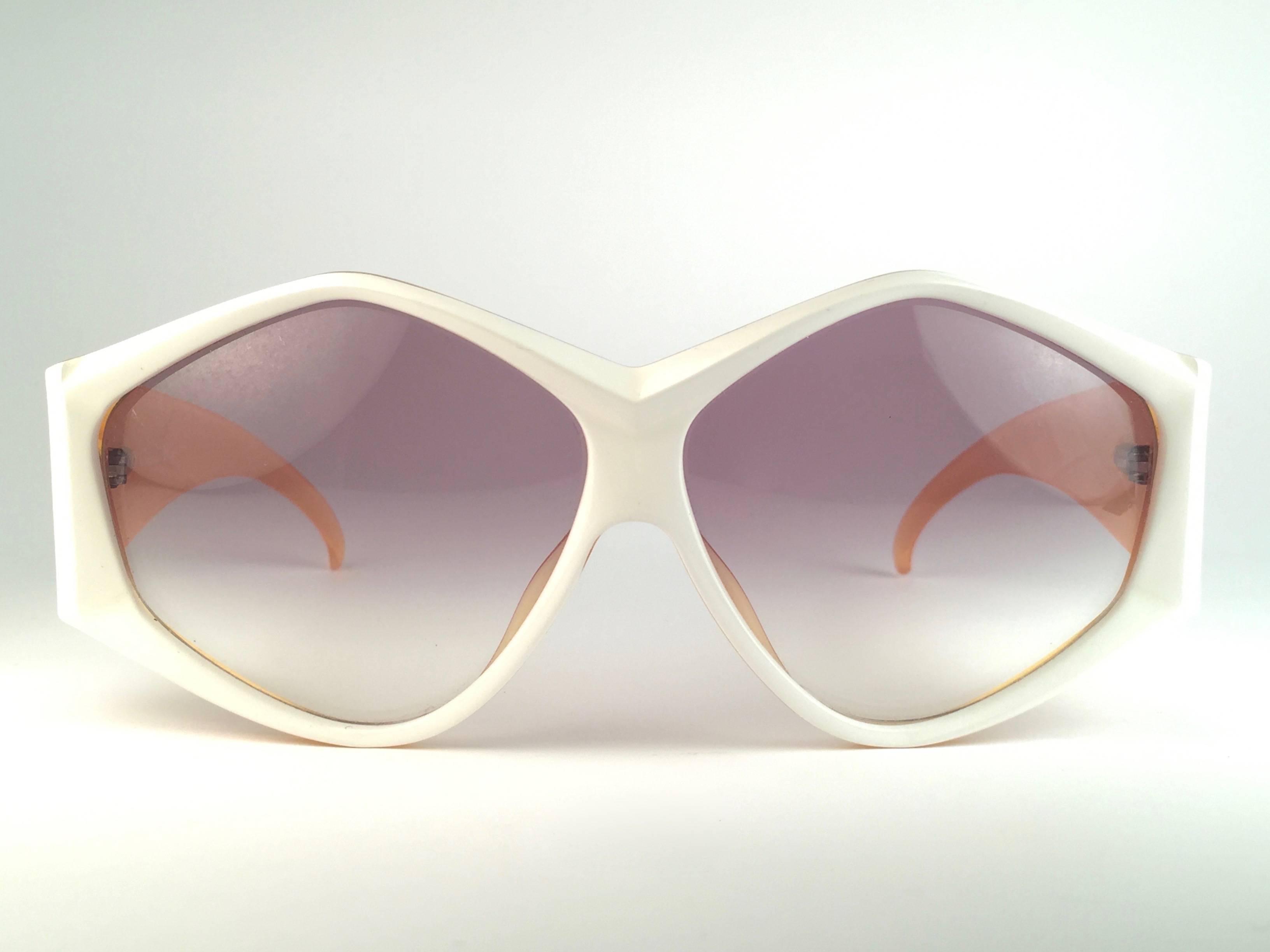 Nueva montura Vintage Christian Dior 2230 70 Blanco Origami con lentes degradadas marrón claro impecables. 

Fabricado en Alemania.
 
Producido y diseñado en la década de 1970.

¡Una pieza de coleccionista!

Nueva, nunca usada ni expuesta. Se