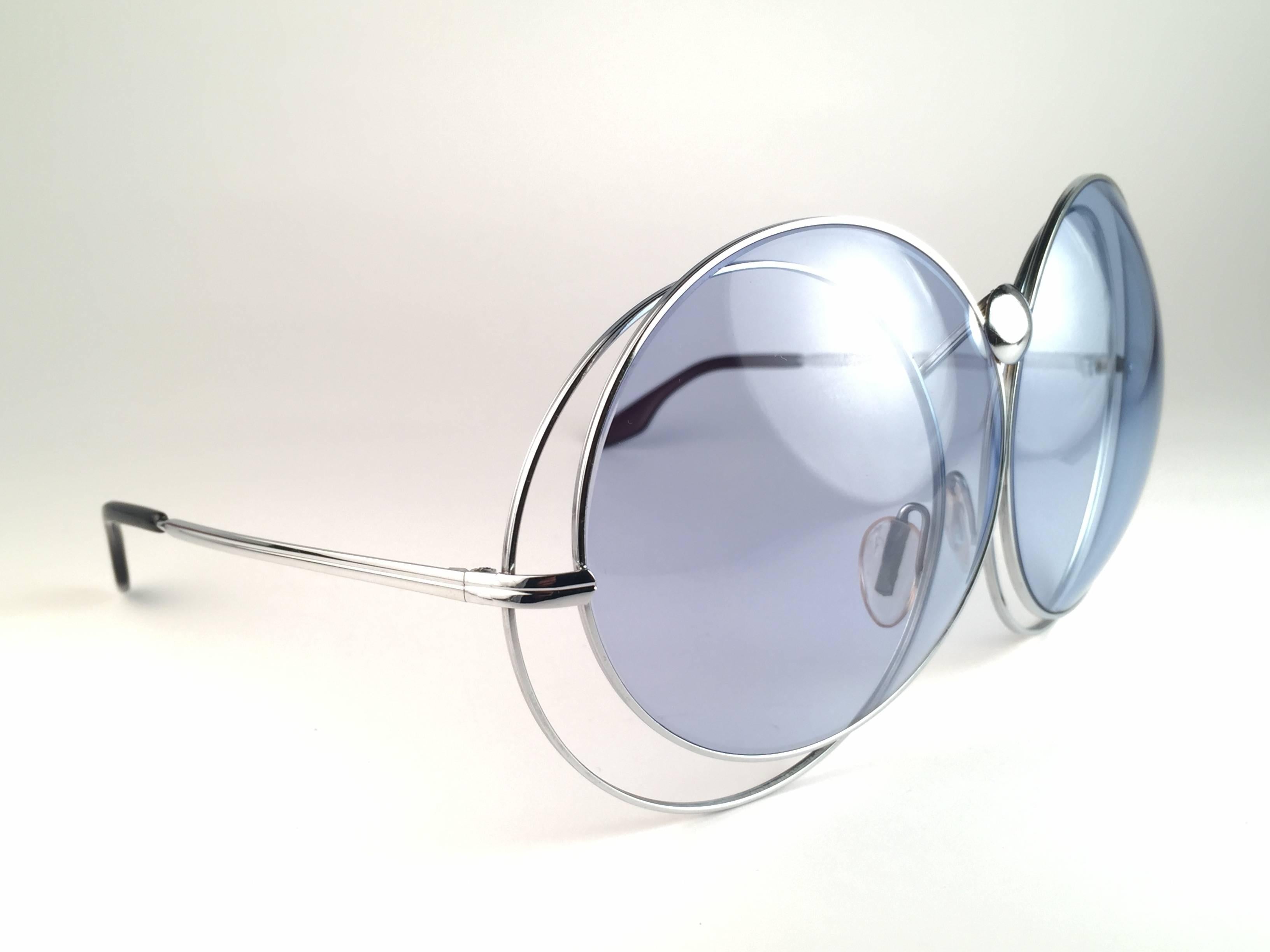 Superbe. Objet de collection rare Nouveau Vintage Christian Dior Oversized 1970's Sunglasses. 

Monture surdimensionnée en métal argenté emboîté contenant une paire de lentilles bleu céleste impeccables. 
Fabriqué en Allemagne.
 
Produit et conçu