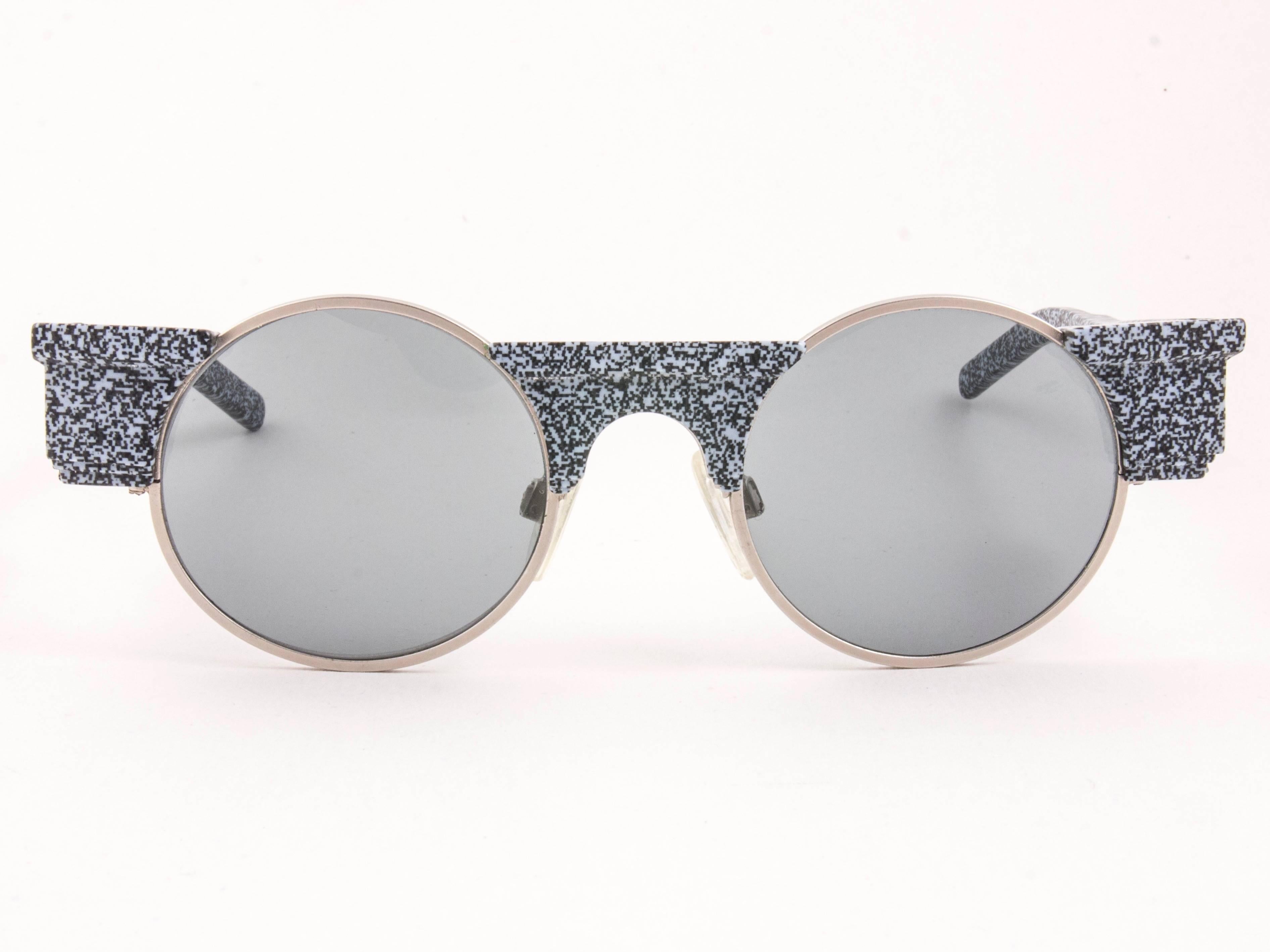 Auffällige, grau marmorierte Vintage-Sonnenbrille Karl Lagerfeld Round 0599 mit makellosen grauen Gläsern. 
Hervorragendes Design, das der antiken griechischen Architektur nachempfunden ist.   
Neu, nie benutzt oder ausgestellt, ist dieses Paar von