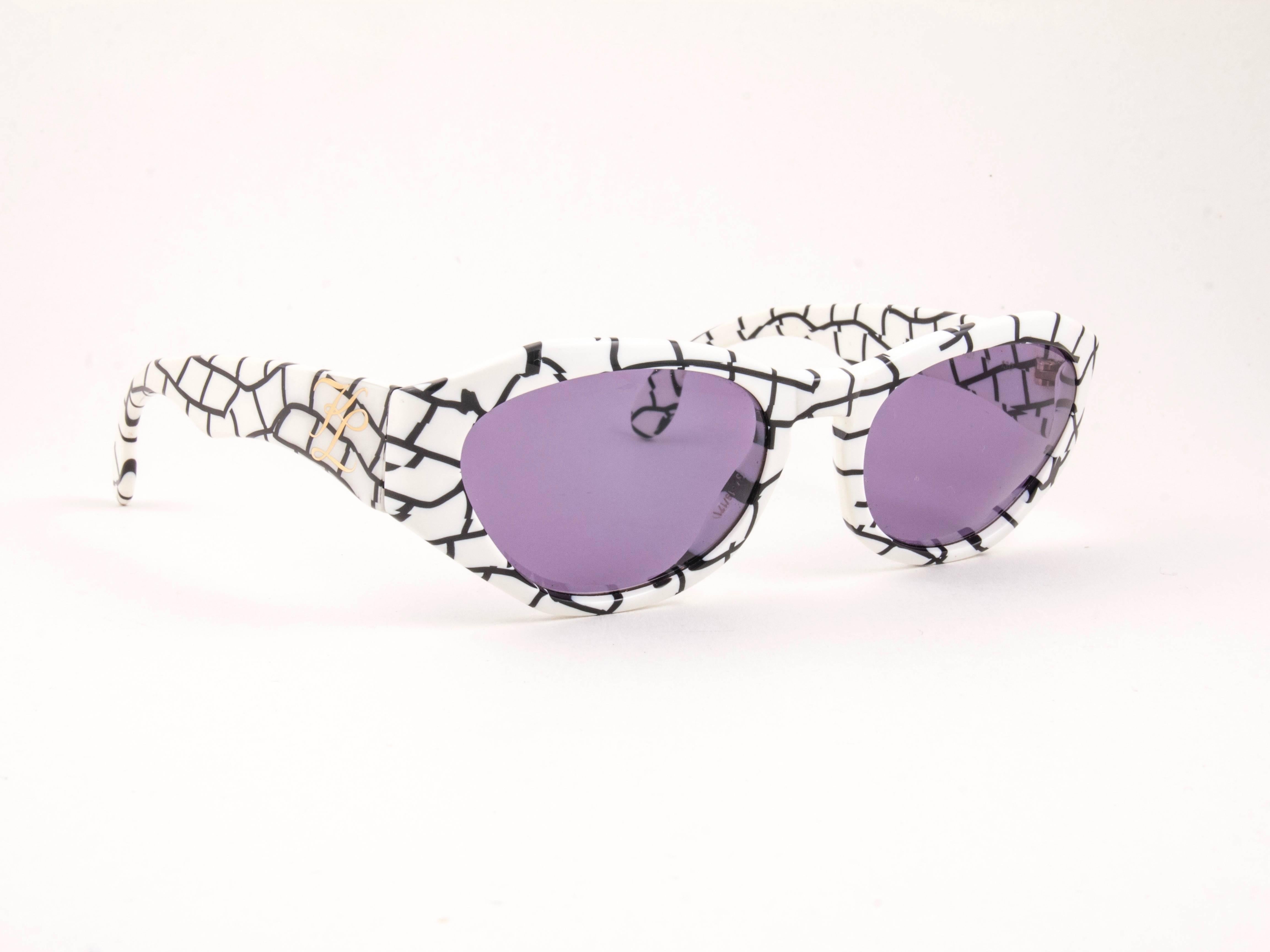 Neue Karl Lagerfeld-Sonnenbrille aus den 1990er Jahren. Weißer und schwarzer Rahmen mit einem makellosen Paar rauchgrauer Gläser.
 
Neu, nie getragen oder ausgestellt. 
Entworfen und hergestellt in Frankreich.
