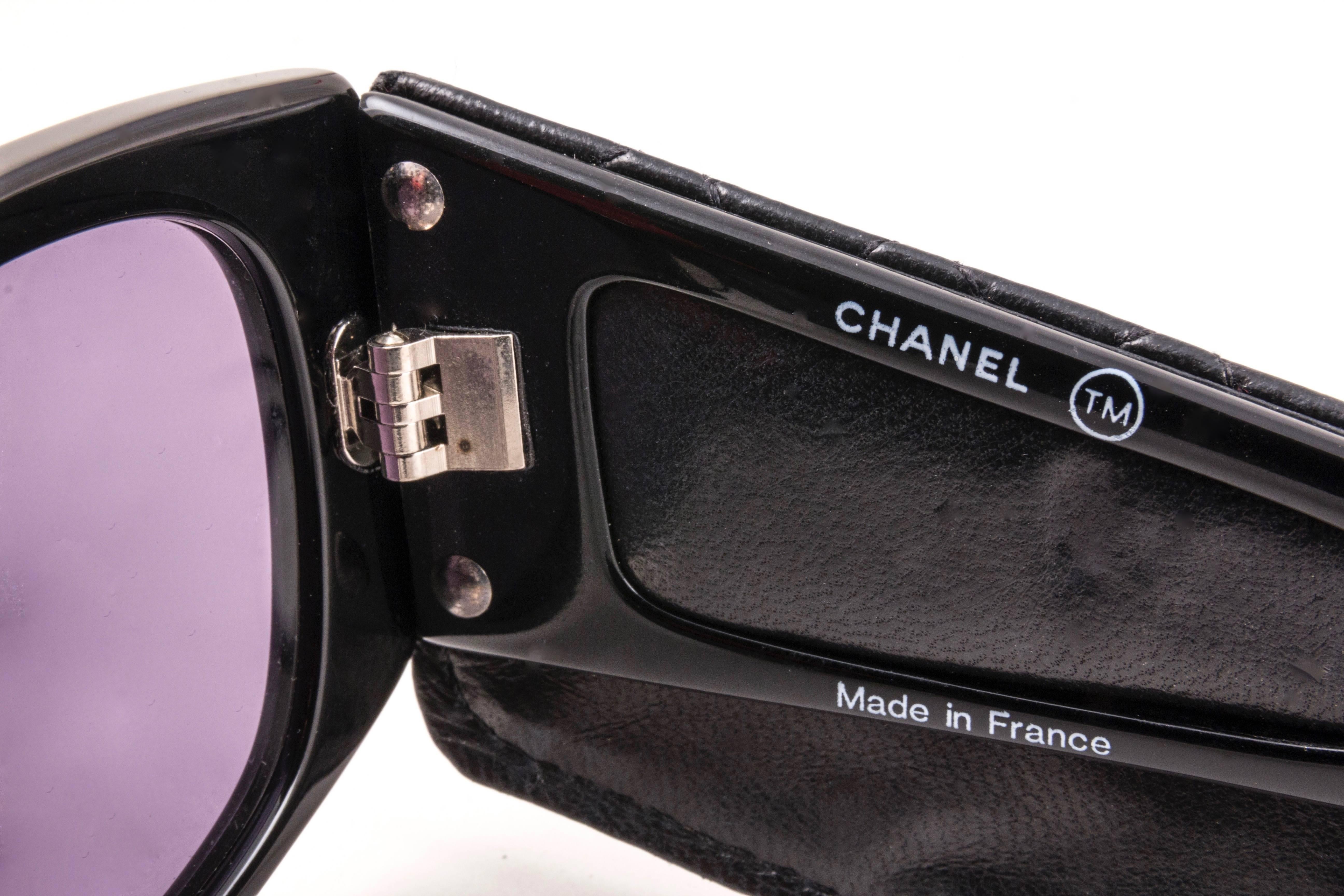New Vintage Chanel Black Quilted Sides 1988 Sunglasses Made In France In New Condition In Baleares, Baleares