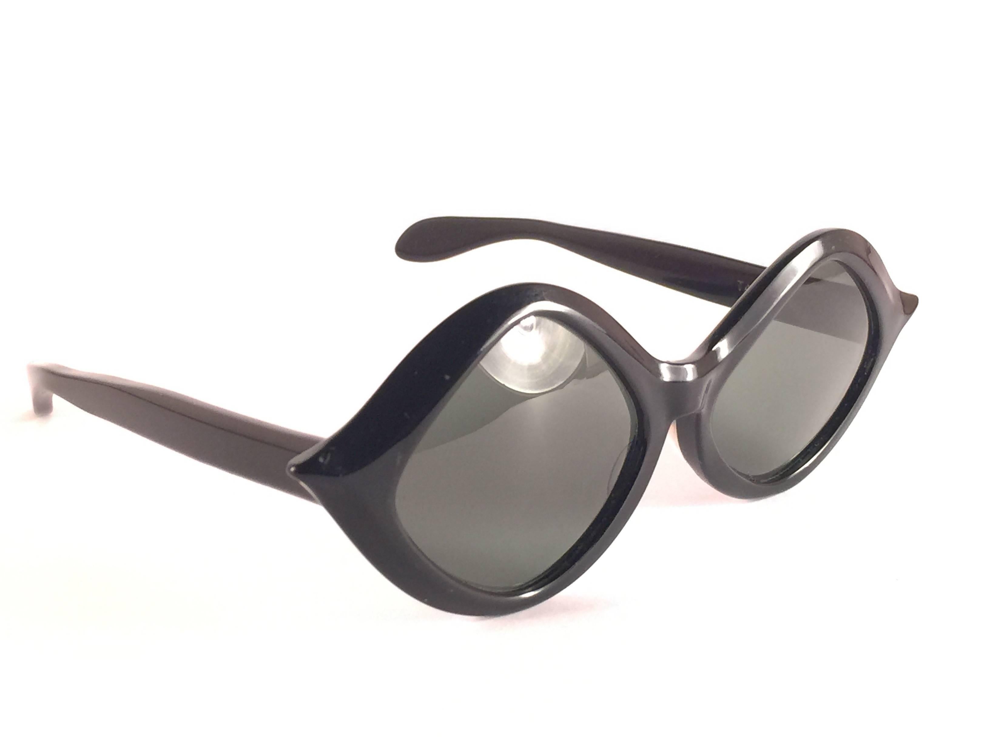 Collectors item, Mint 1960's vintage Ray Ban Tamarin sleek black with G15 grey lenses. B & L Ray Ban usa etched in one temple, Tamarin in the other temple. no B&L etching yet. please look at the pictures. This piece show sign of ageing and  wear due