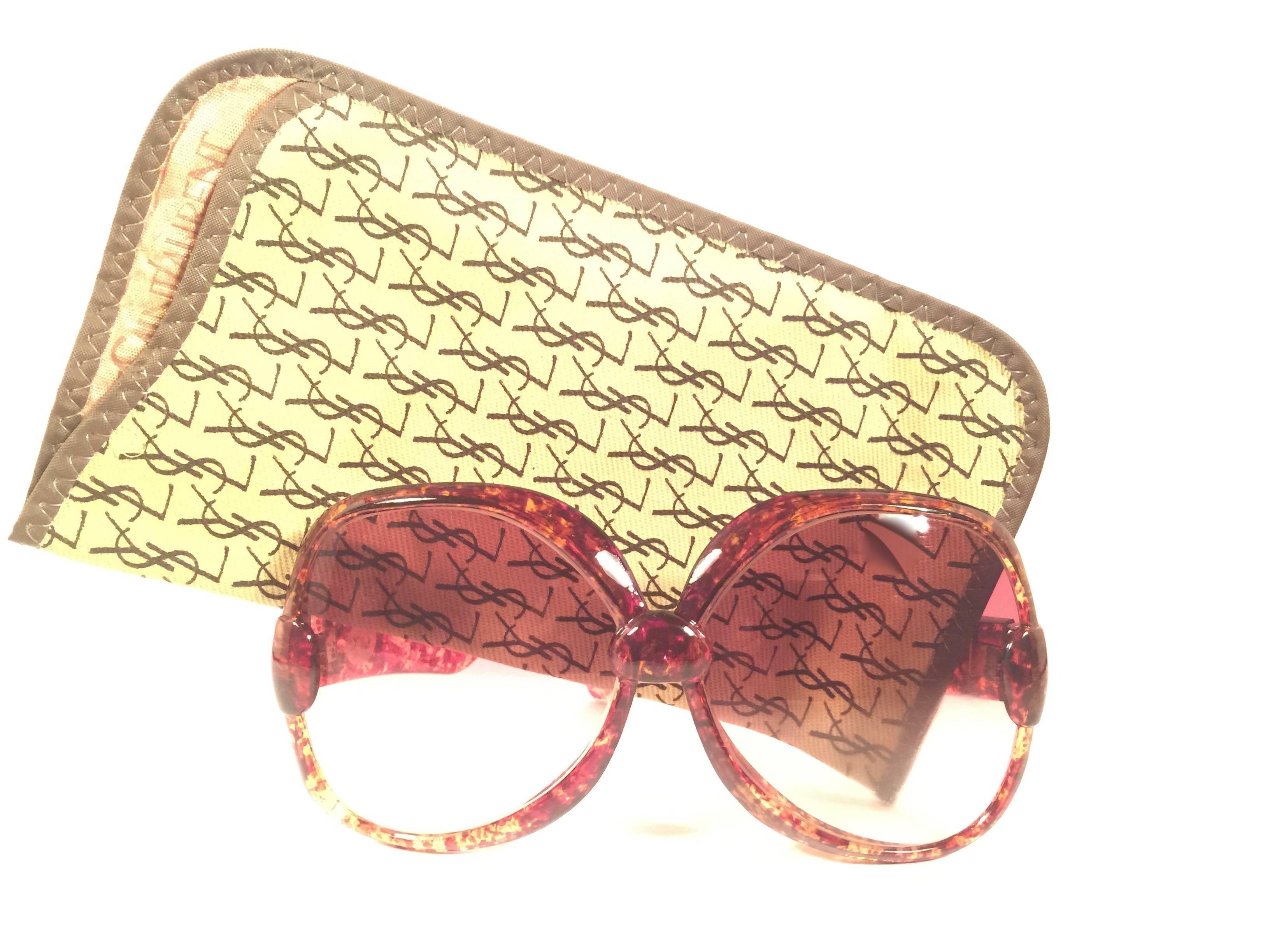 Beautiful and stylish vintage new Yves Saint Laurent 1970’s Oversized sunglasses in a translucent jasped brown frame. Spotless pair of light rose gradient lenses.

New! never worn or displayed. Flawless pair!!! 

Comes with its original YSL