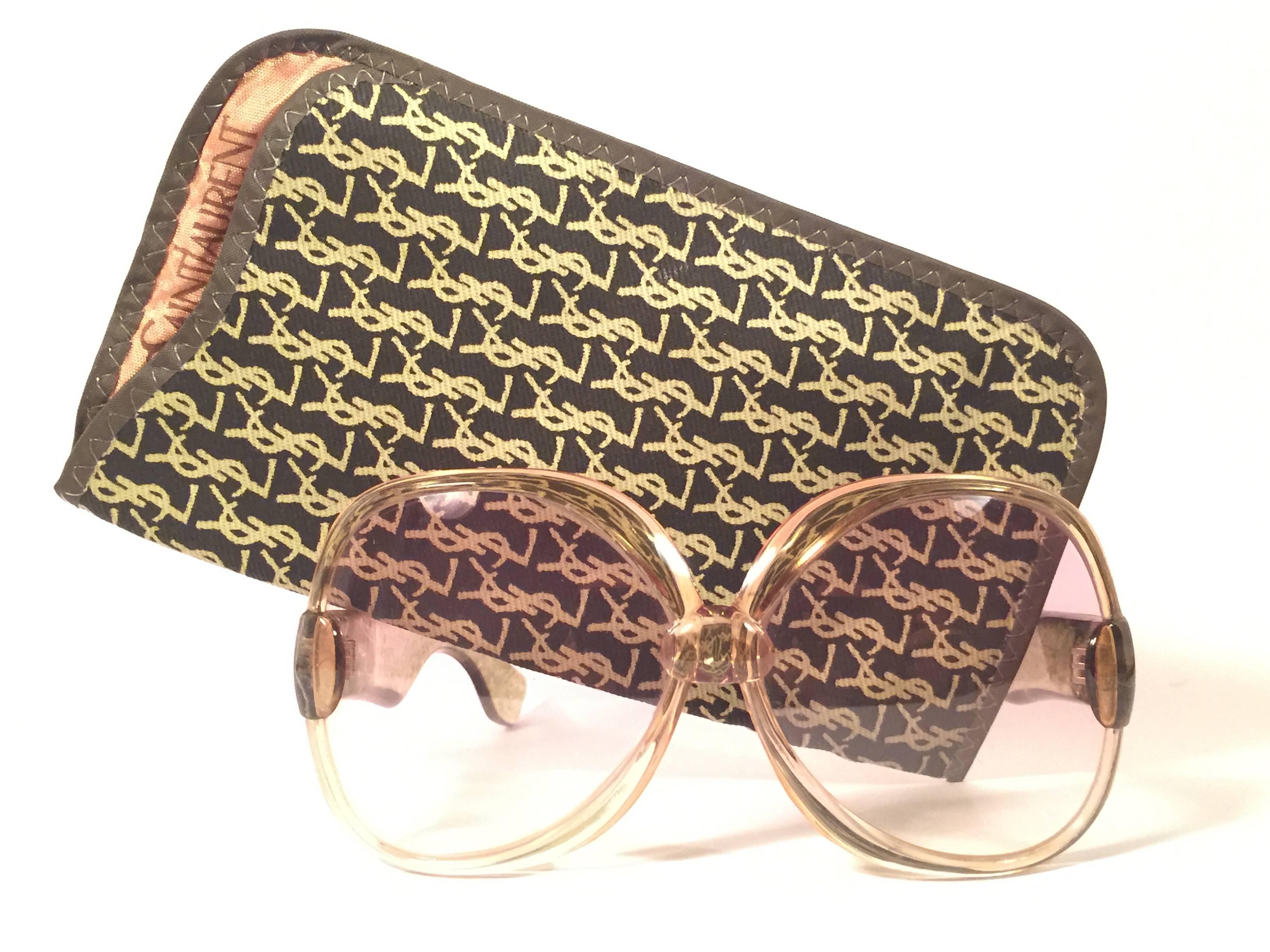 Beautiful and stylish vintage new Yves Saint Laurent 1970’s Oversized  sunglasses in a translucent two tone amber frame with jaspe green temples. Spotless pair of light rose gradient lenses.
New! never worn or displayed. Flawless pair!!! 

Comes