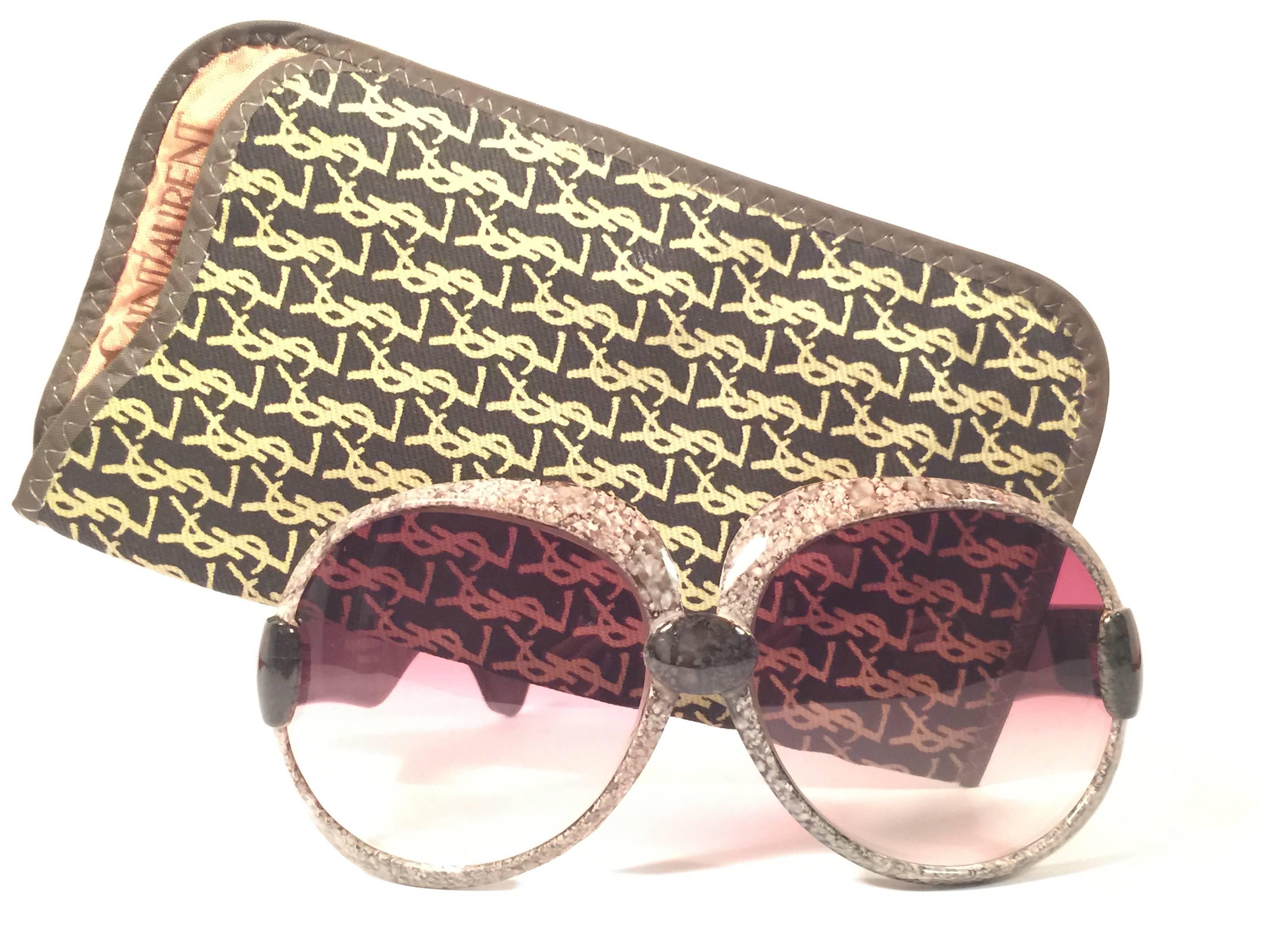 Beautiful and stylish vintage new Yves Saint Laurent 1970’s Oversized  sunglasses in a jaspe two tone grey marble frame. Spotless pair of rose gradient lenses.
New! never worn or displayed. Flawless pair!!! 

Comes with its original YSL