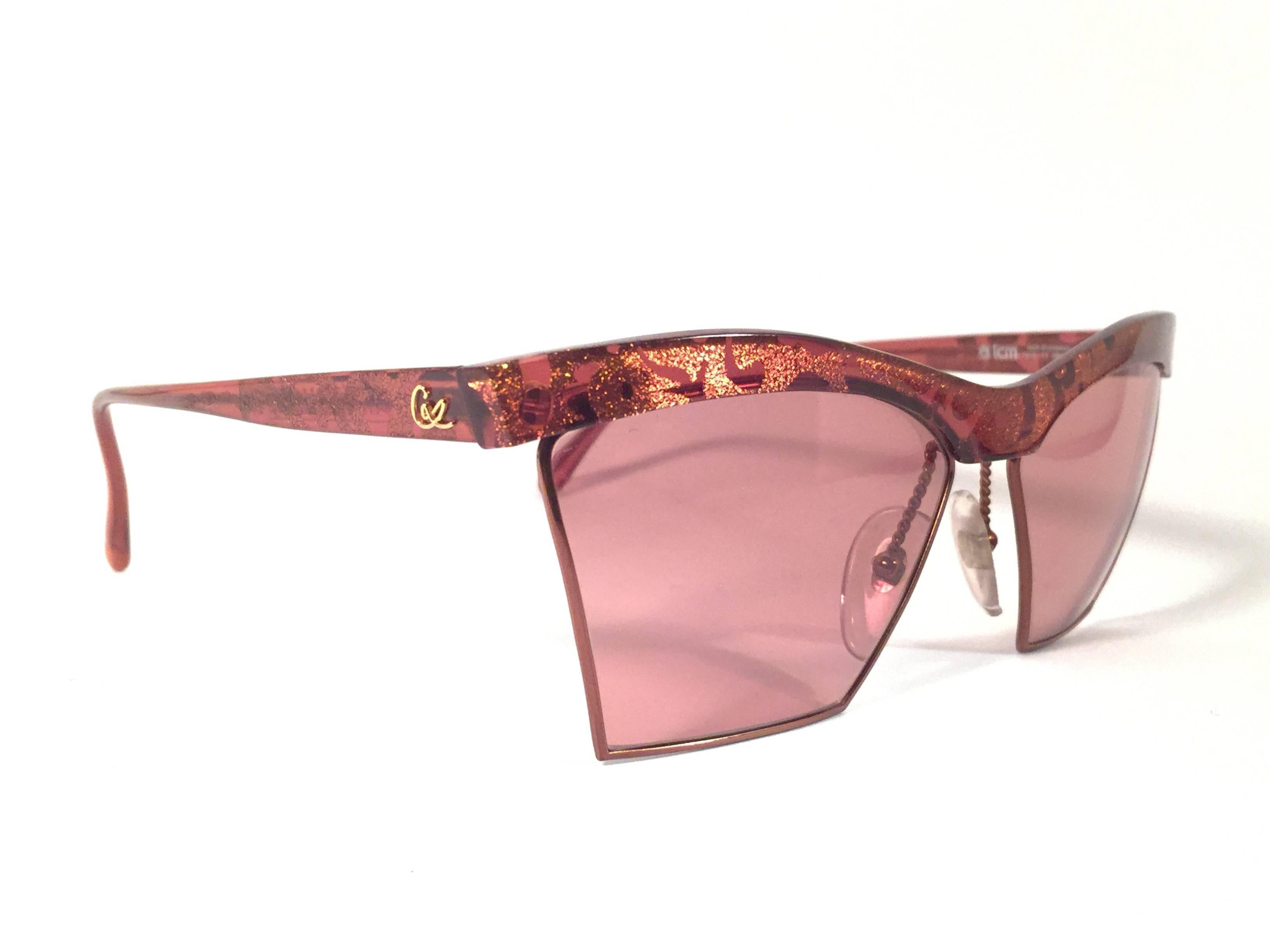 

Rare pair of New vintage Christian Lacroix sunglasses. 

Red & Gold mosaic, cat eyed shaped frame holding a pair of spotless brown lenses.

New, never worn or displayed. Made in France.
