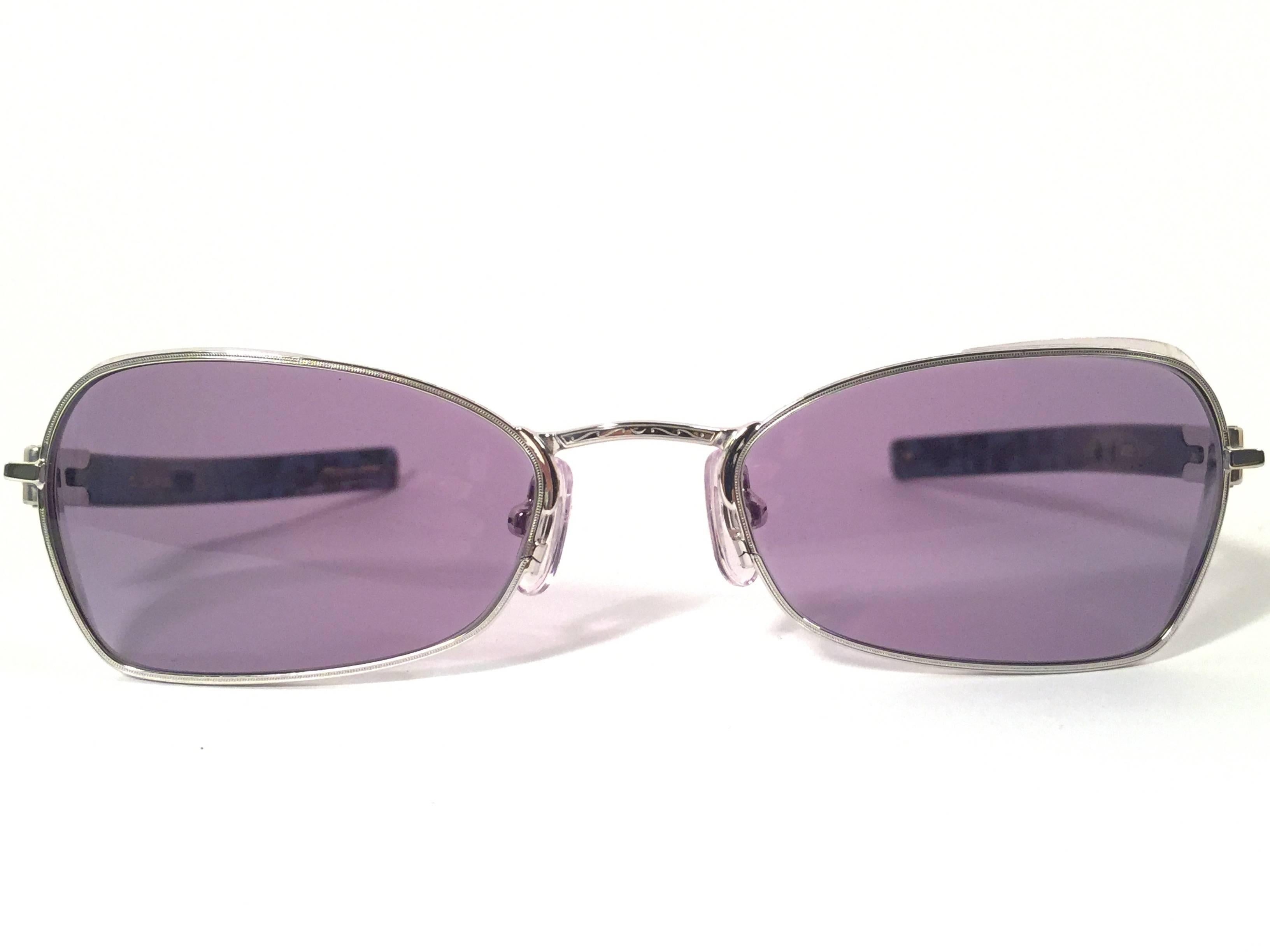 Cult brand Matsuda signed this ultra chic pair of Titanium with translucent blue marbled temples sunglasses. 

Spotless smoke grey lenses.

Superior quality and design. 

MEASUREMENTS 


FRONT : 13 CMS 
LENS HEIGHT : 3 CMS
LENS WIDTH : 5 CMS