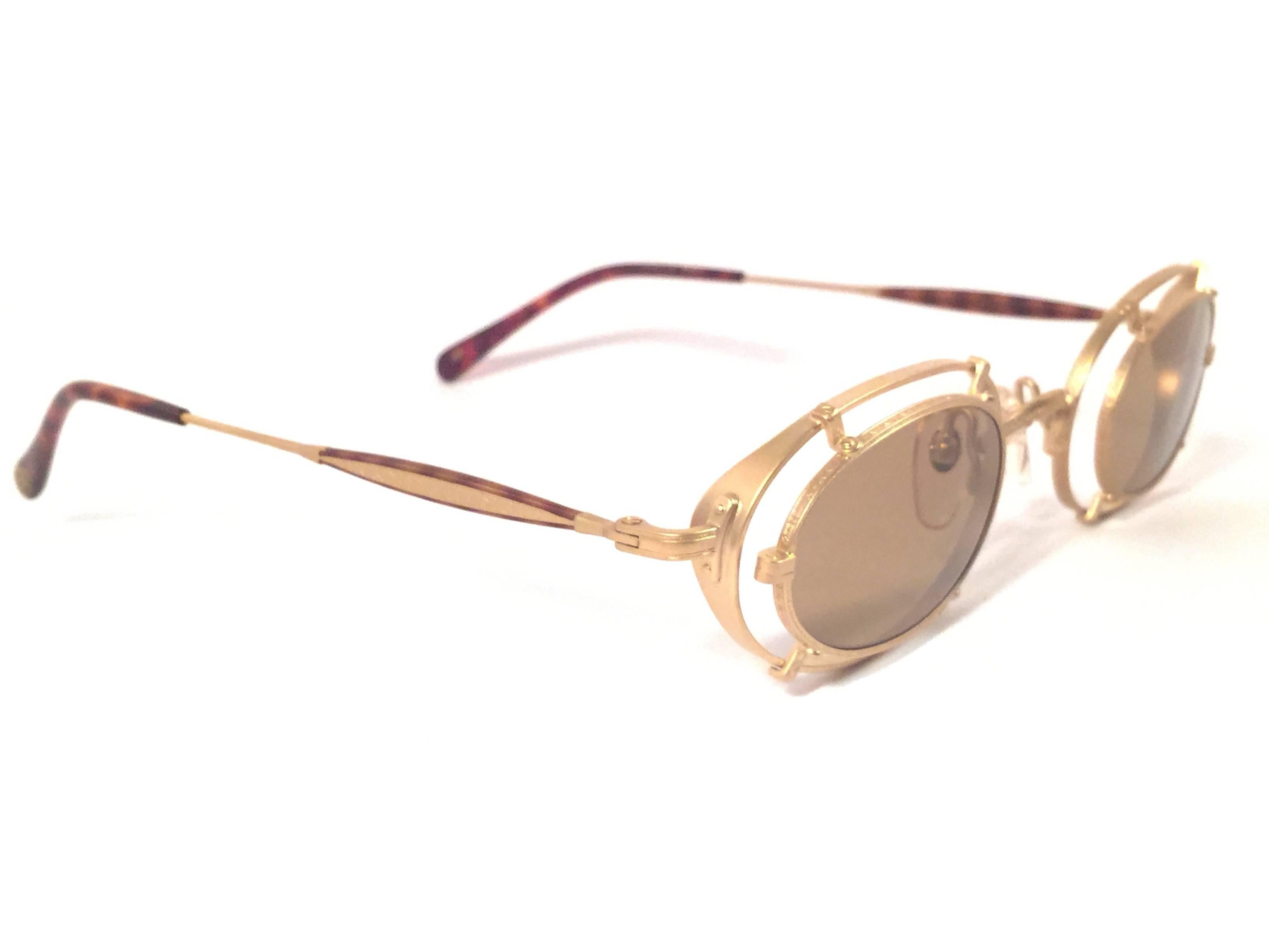 Cult brand Matsuda signed this ultra chic pair of oval with spider like ornaments in gold matte sunglasses. 

Spotless medium brown lenses.

Superior quality and design. 

New, never worn or displayed. Made in japan.

MEASUREMENTS 

FRONT : 13.5 CMS