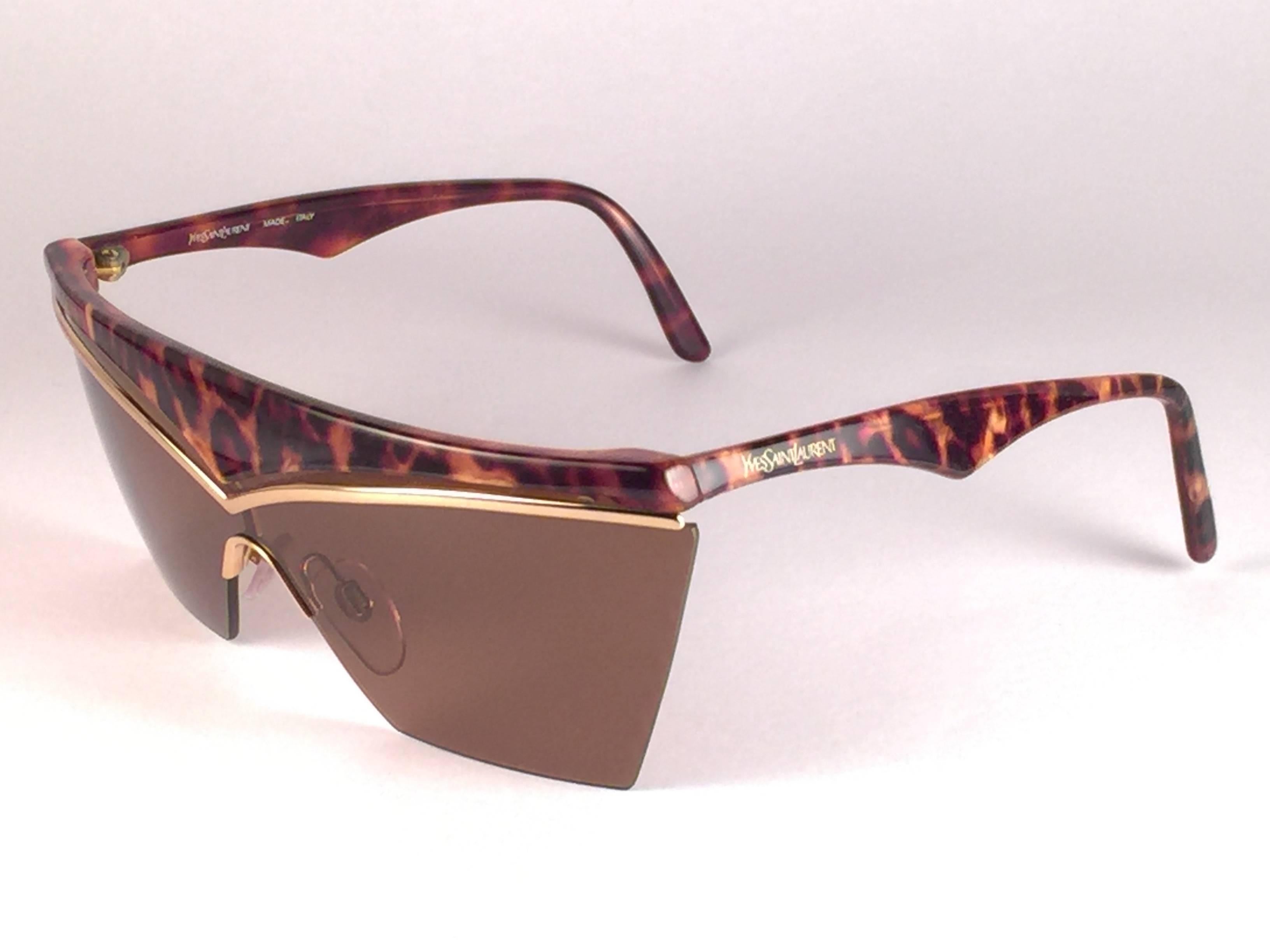 New Vintage Yves Saint Laurent 6506 Tortoise & Gold Mask Shield 1980 Sunglasses In New Condition In Baleares, Baleares