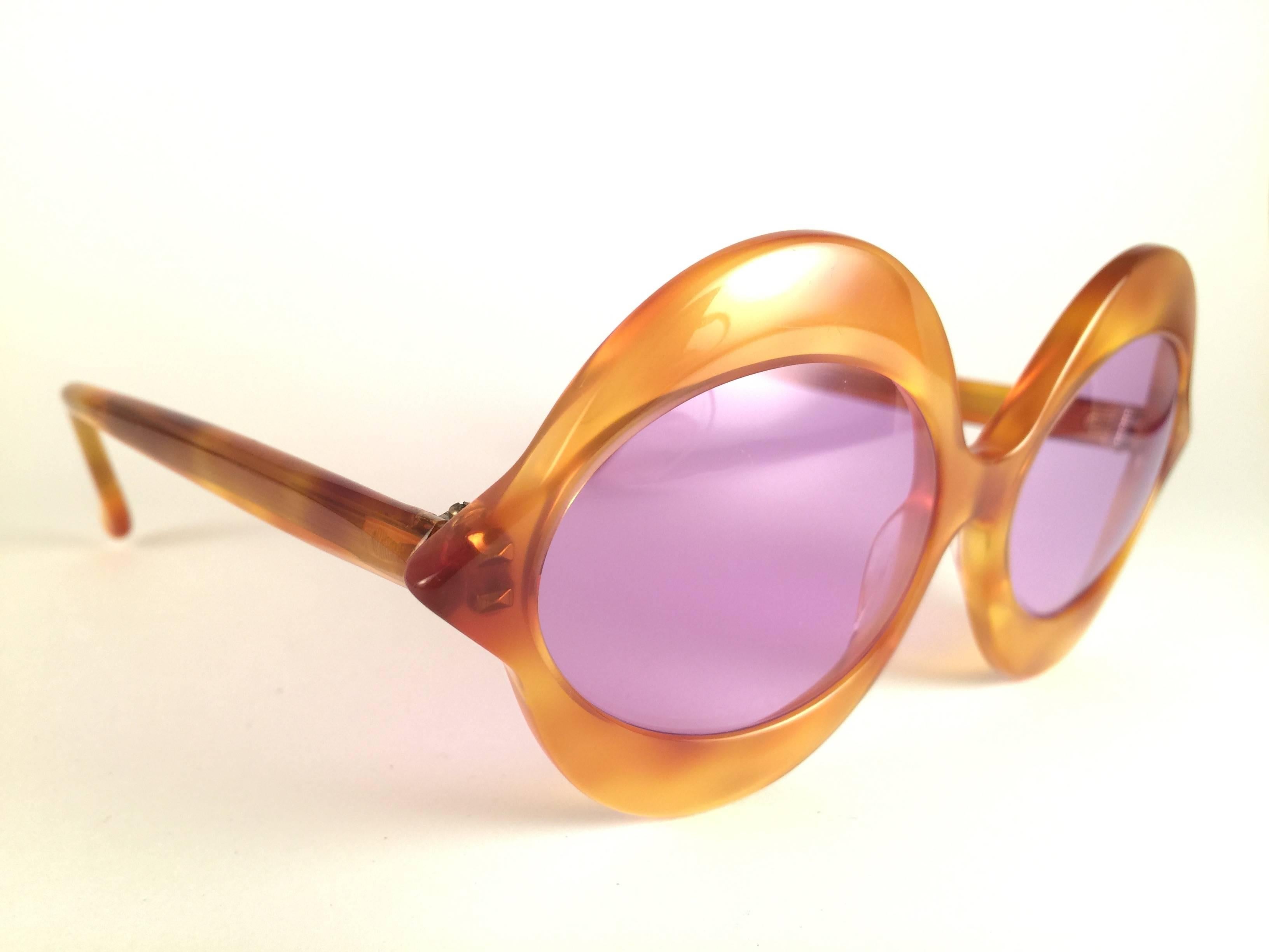 
Vintage new Pierre Cardin lips c18 52/18 in light tortoise with spotless rose lenses small size 1960’s 

Ultra rare design emulating a sleek and provocative pair of lips.
 
 New, never used or displayed this pair of vintage Pierre Cardin is a rare