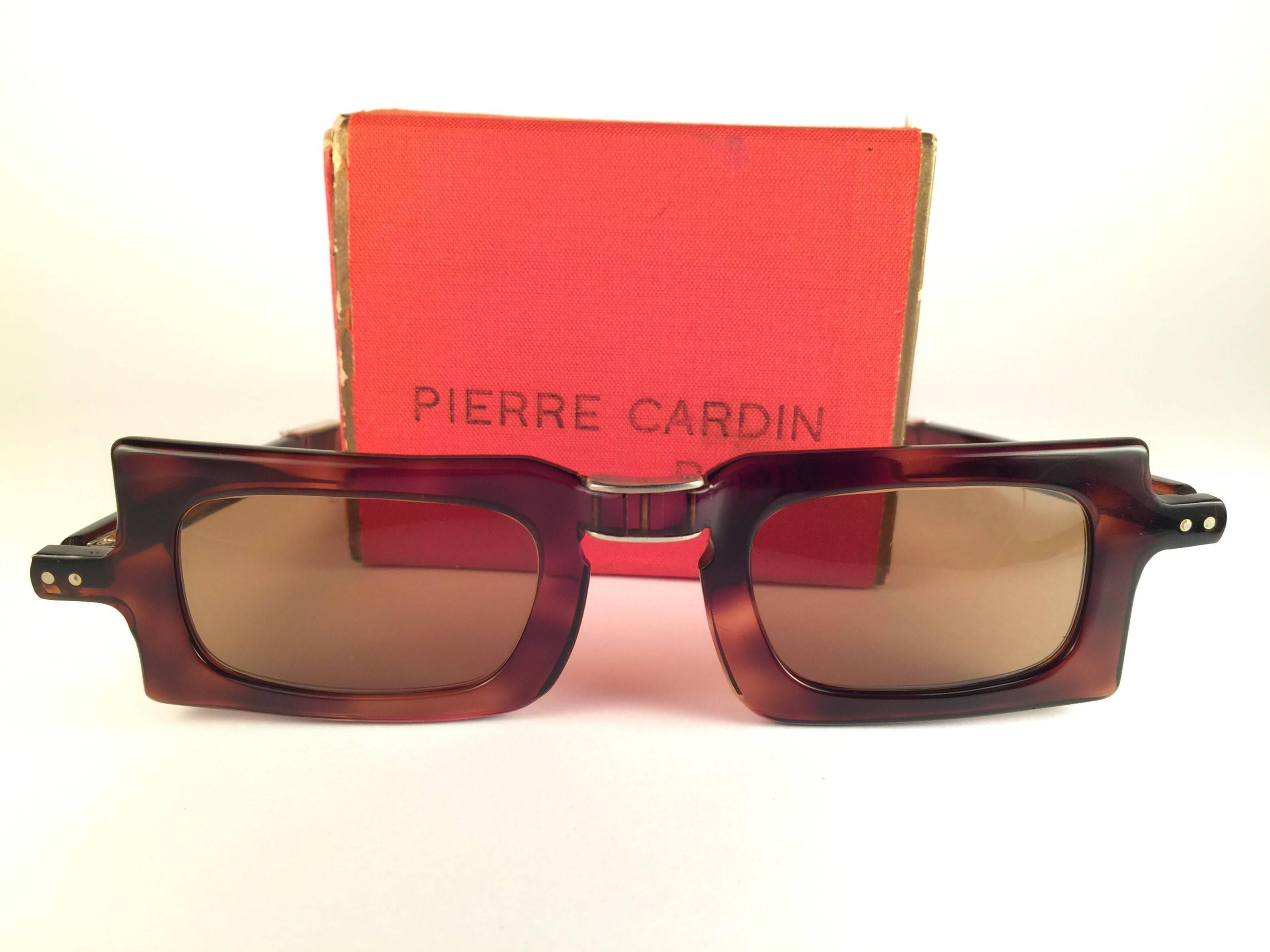 Vintage Pierre Cardin Tortoise foldable frame with amber lenses. 
Comes with its original Pierre Cardin 1960's carton and fabric tangerine box. 
This seldom piece has sign of wear on them due to nearly 60 years of storage.

This pair of vintage