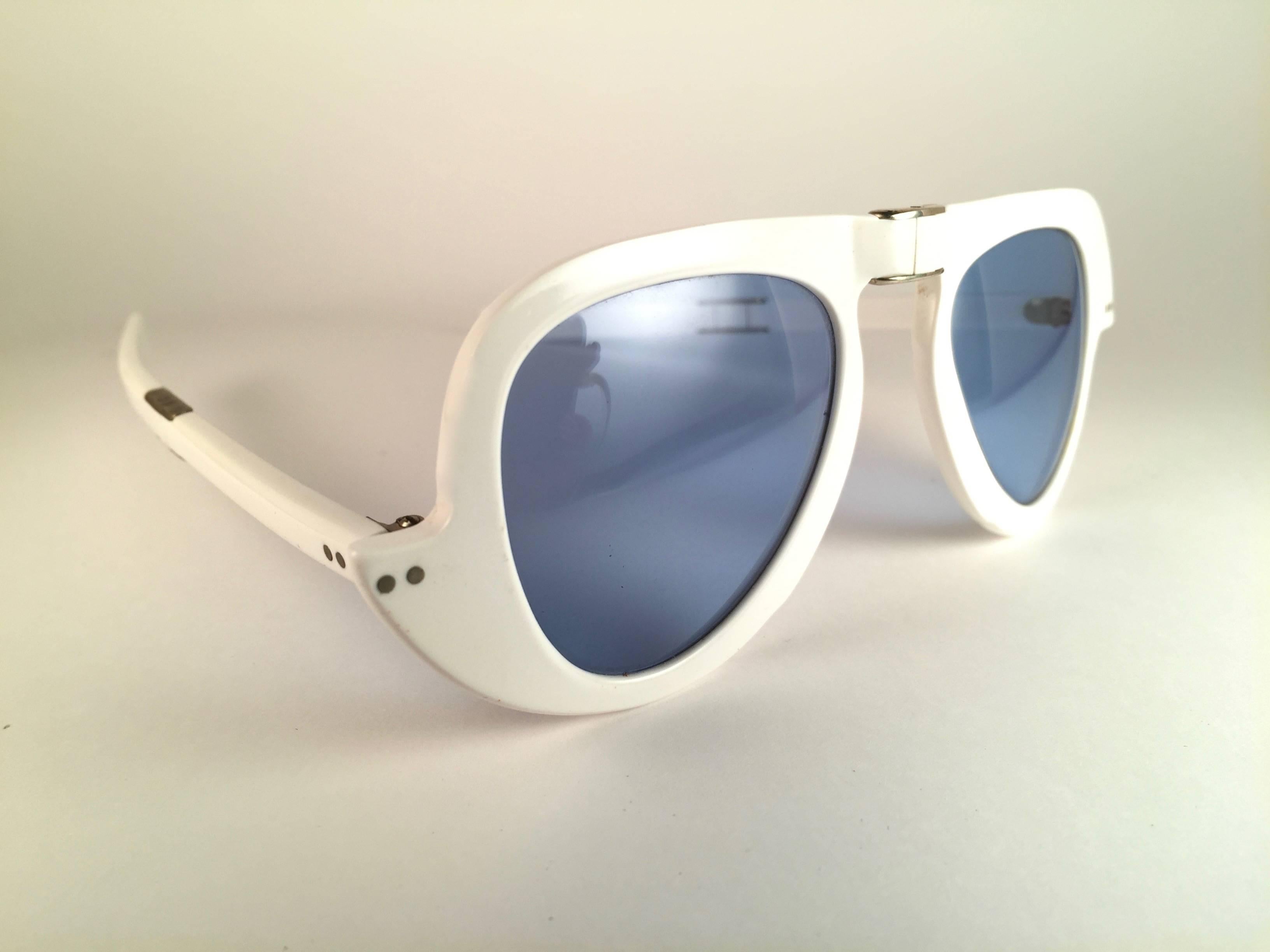 New vintage futuristic Pierre Cardin white foldable rectangular frame sporting a beautiful pair of blue lenses. This pair have slight wear on them due to to nearly 60 years of storage. 

This pair of vintage Pierre Cardin is a unique piece rarely