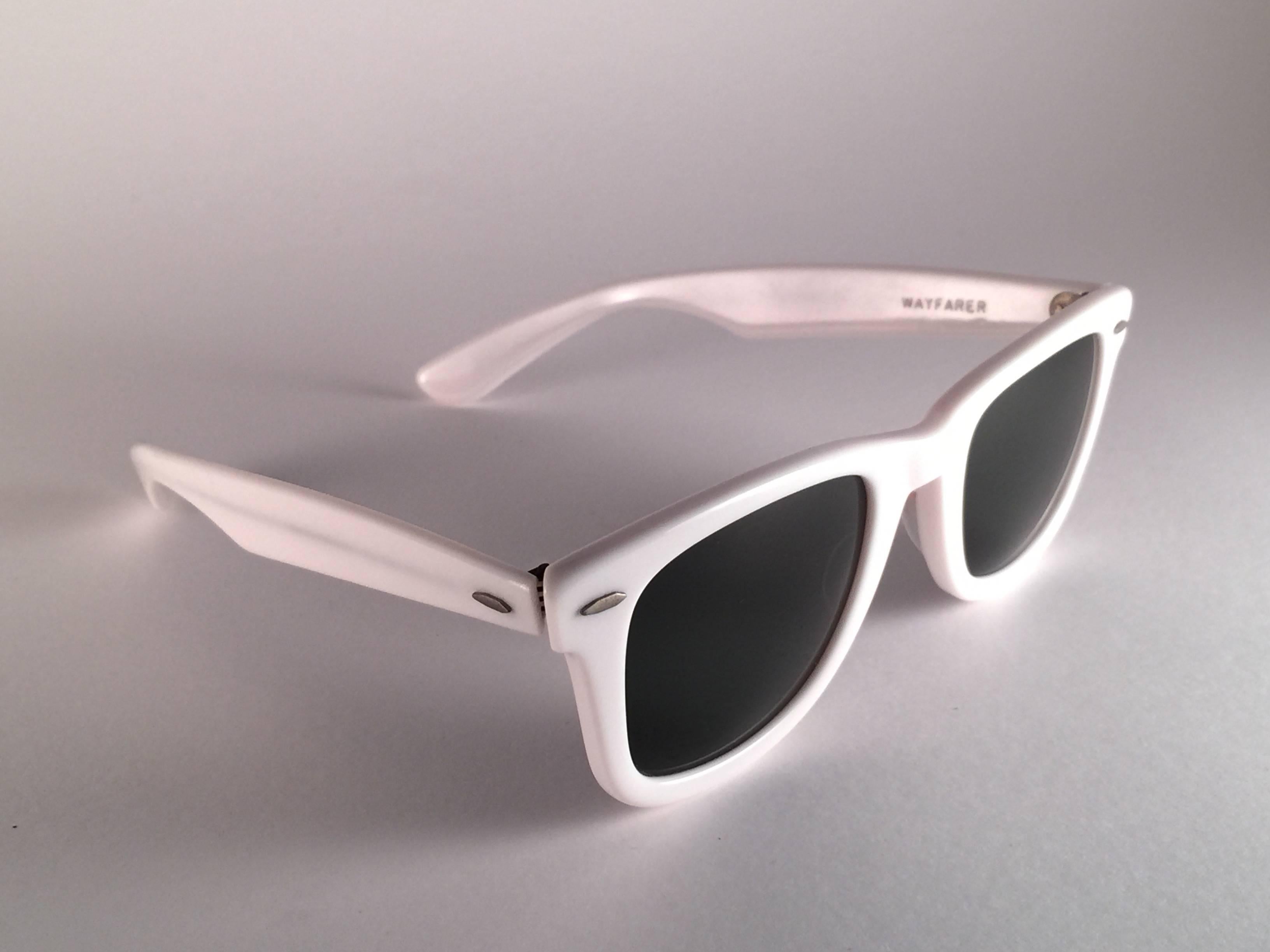 New classic Wayfarer in white. B&L etched in both G15 grey lenses. Please notice that this item is nearly 40 years old and could show some storage wear.

New, ever worn or displayed.