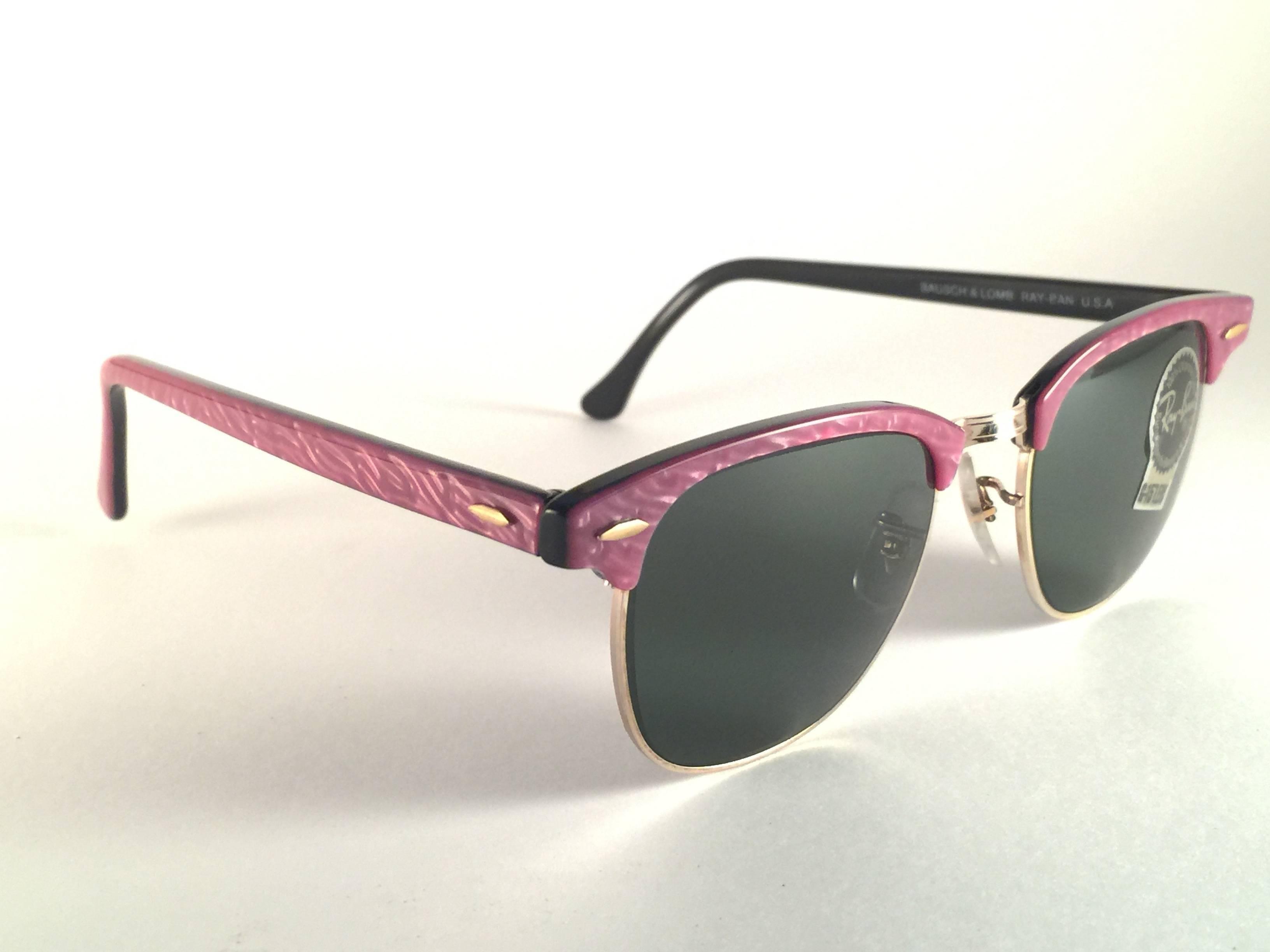 New classic Clubmasterin raspberry and gold. B&L etched in both G15 grey lenses. Please notice that this item is nearly 40 years old and could show some storage wear.  New, ever worn or displayed.