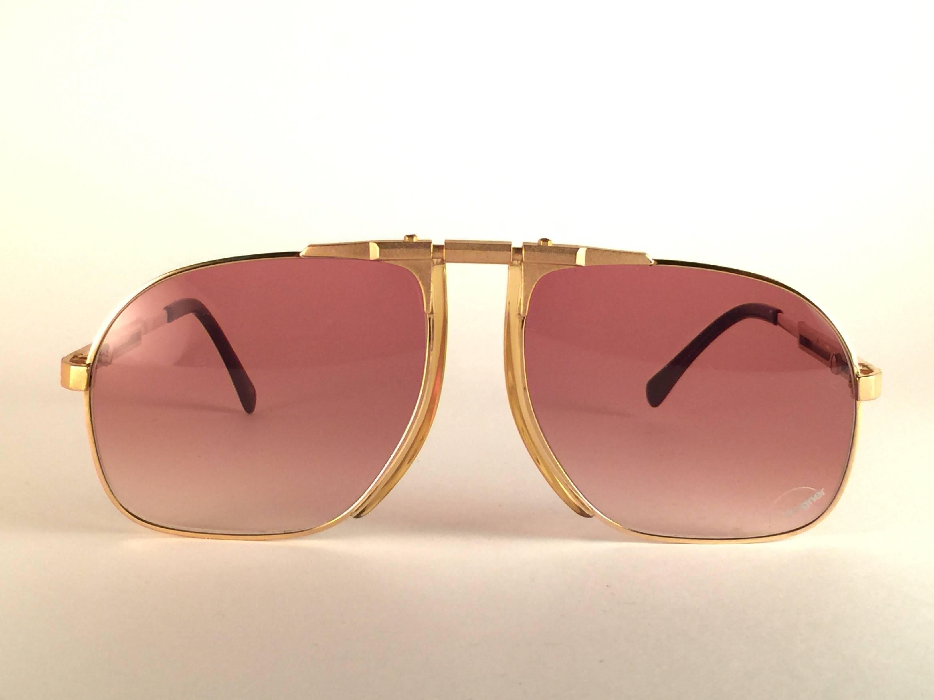 Ein Sammlerstück.  
Neue vintage Bogner by Eschenbach Sonnenbrille 7002 12 in gold matt mit braunen Verlaufsgläsern. Das Modell stammt aus der gleichen Serie (7000er), die der verstorbene Roger Moore im 007-Film 