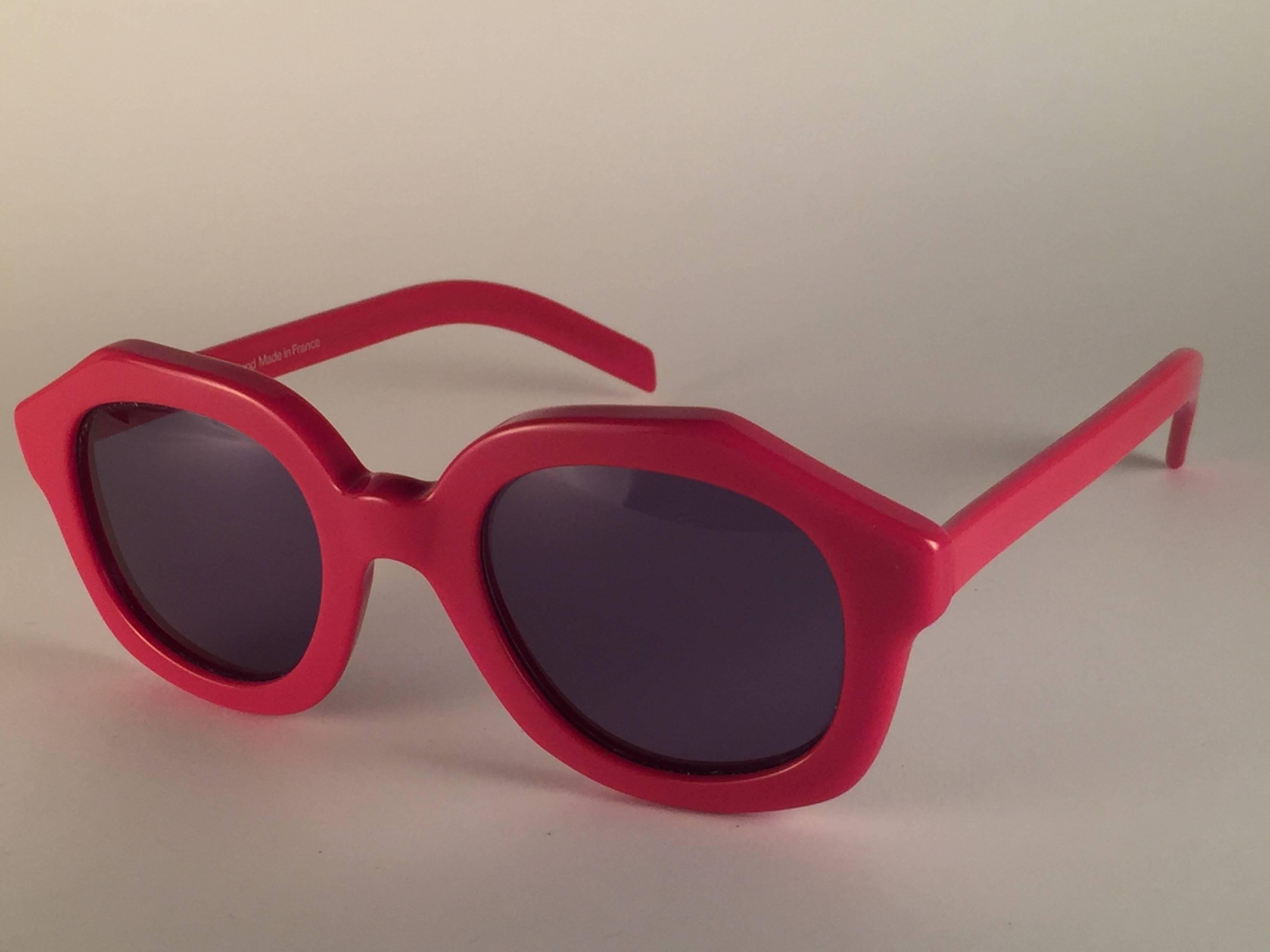New Vintage Alain Mikli Candy Red 089511 Made in France Sunglasses 1980's In New Condition For Sale In Baleares, Baleares