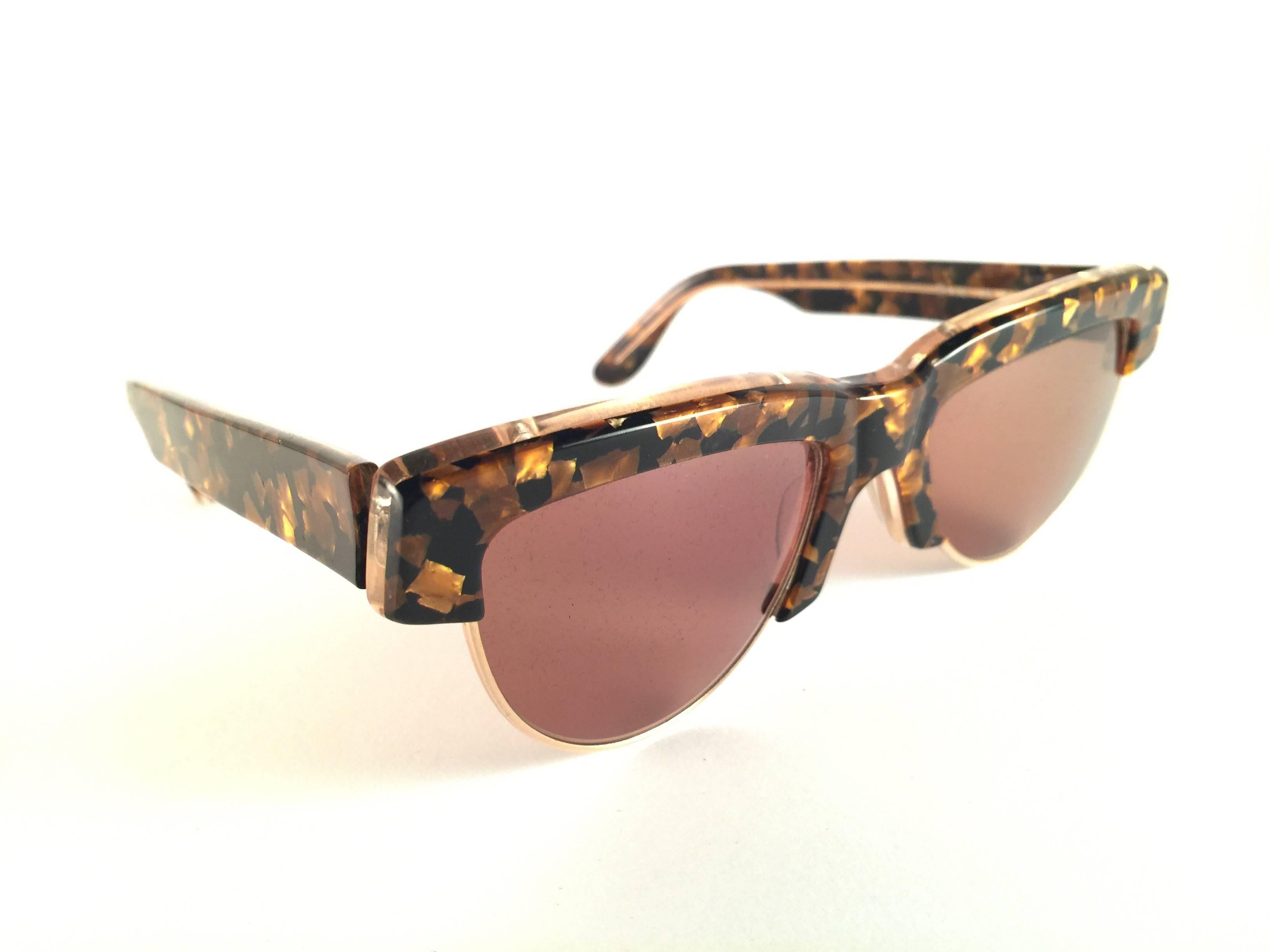 New Vintage Alain Mikli in Tortoise with gold accents frame.

Rare item in new and unworn condition. Spotless brown lenses.

Please consider that this item is nearly 40 years old so it could show minor sign of wear due to storage.

Made in France.