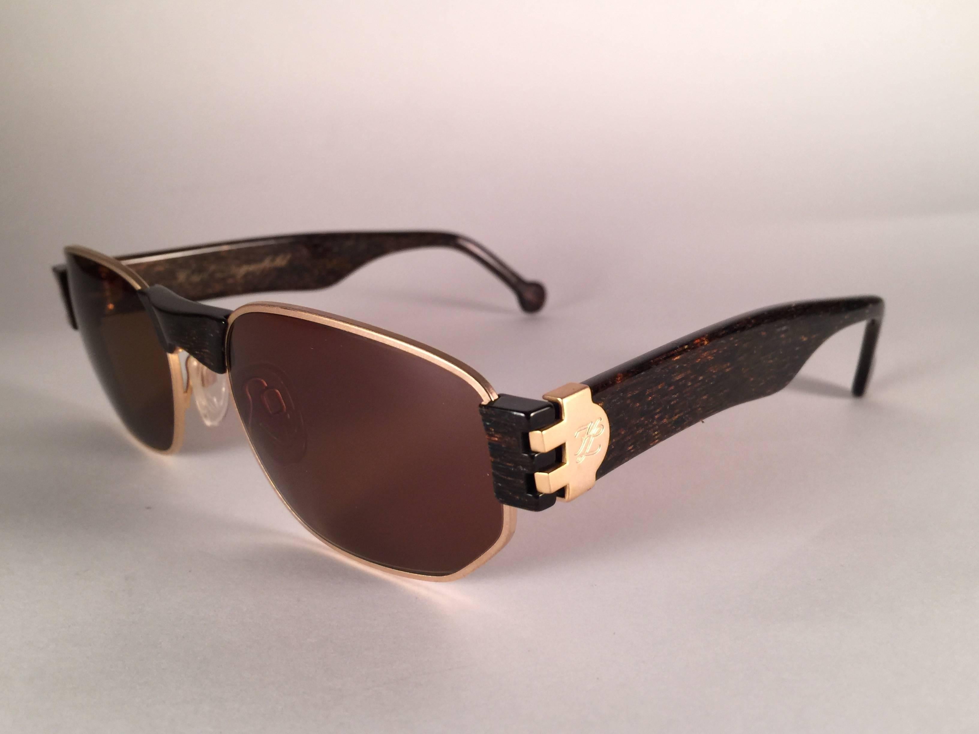 New Vintage Karl Lagerfeld L4503 Matte Gold & Stripes Frame 1990's Sunglasses In New Condition For Sale In Baleares, Baleares