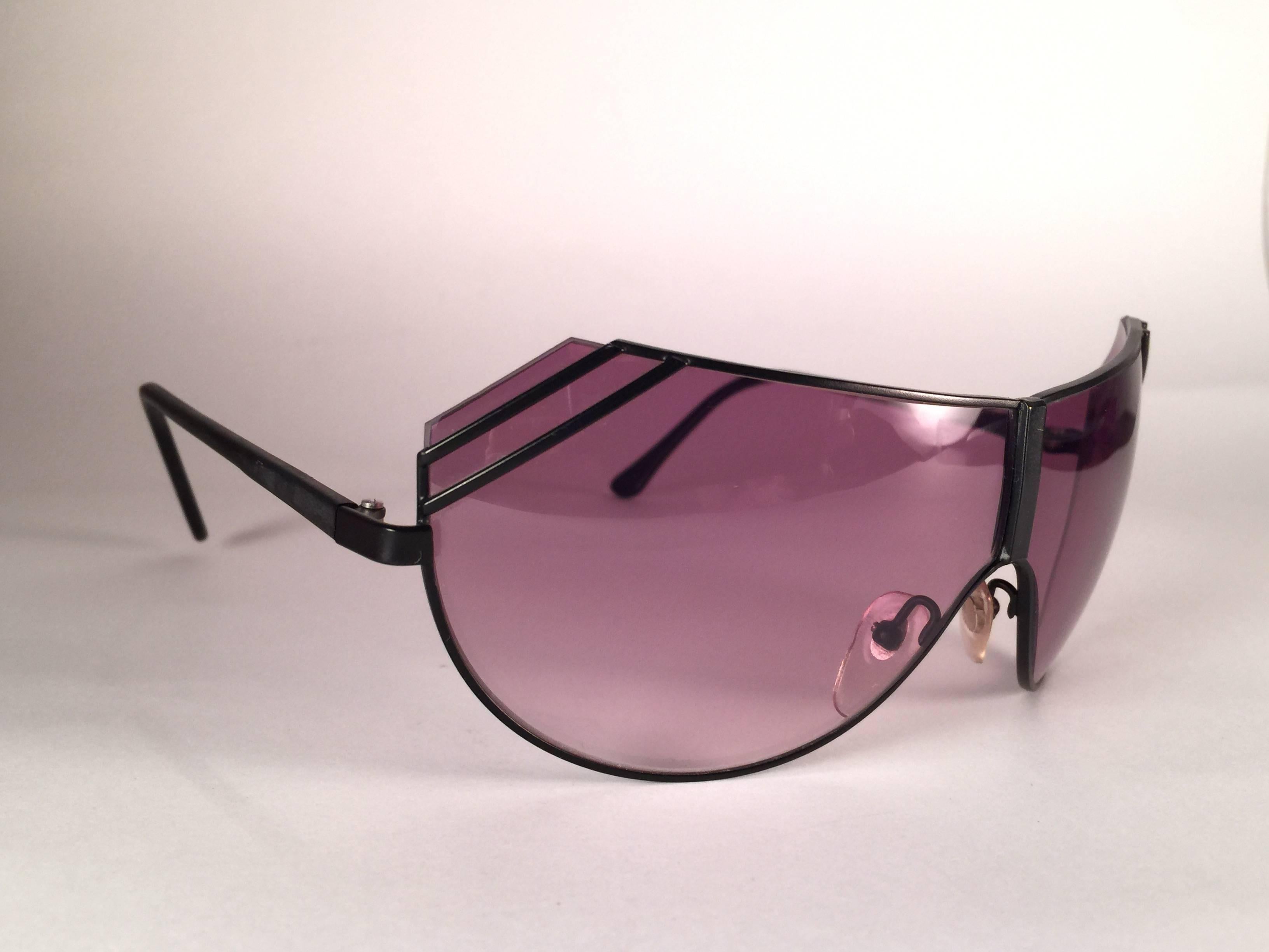 New Vintage Gianni Versace sleek Matte black mask holding a pair of light purple gradient lenses.

New never worn or displayed. This pair could show minor sign of wear due to storage.

Made in italy.
