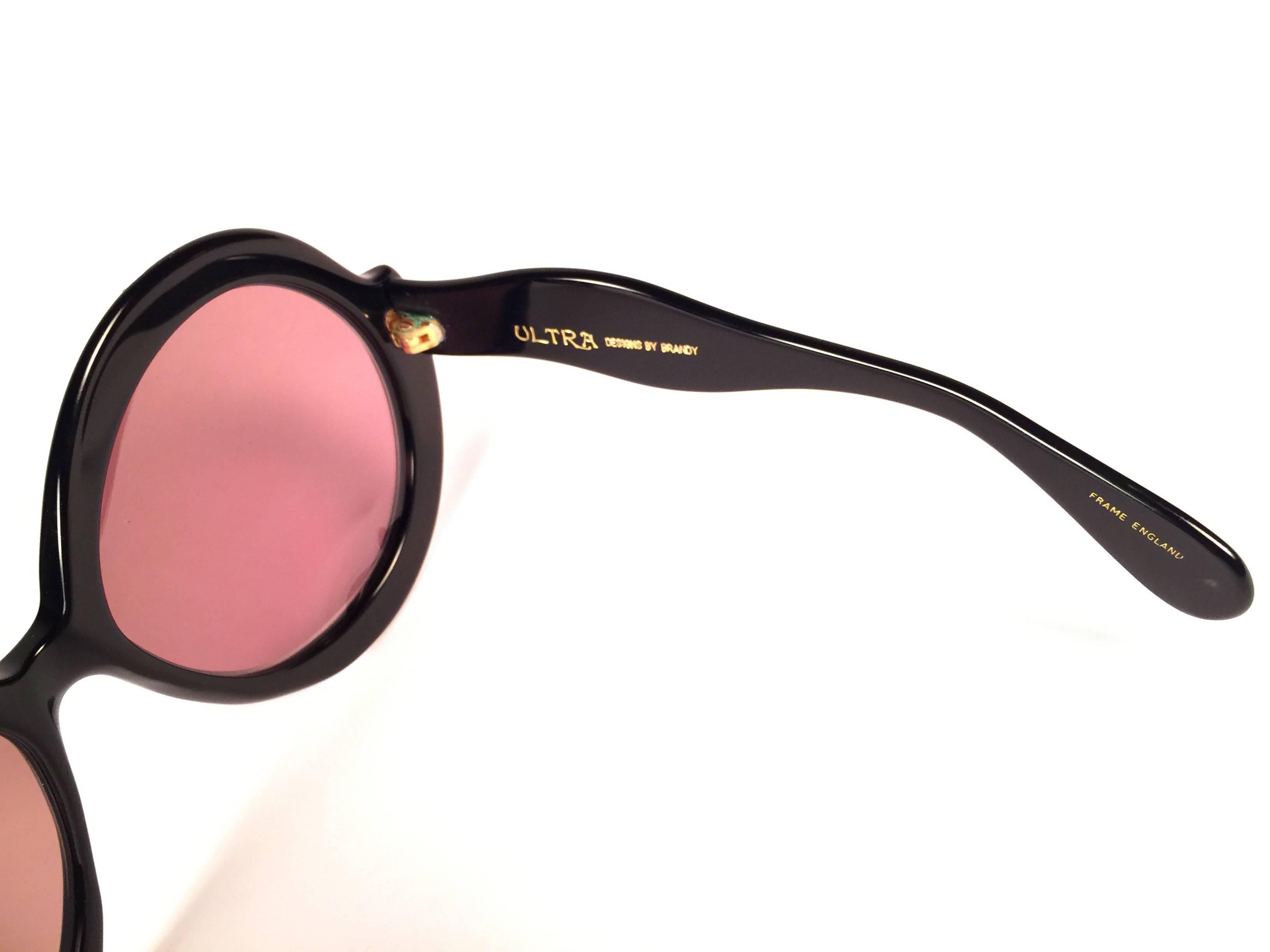 New Vintage Ultra Sudan Black Rhinestones Rose Lens Oversized 1960's Sunglasses In New Condition In Baleares, Baleares