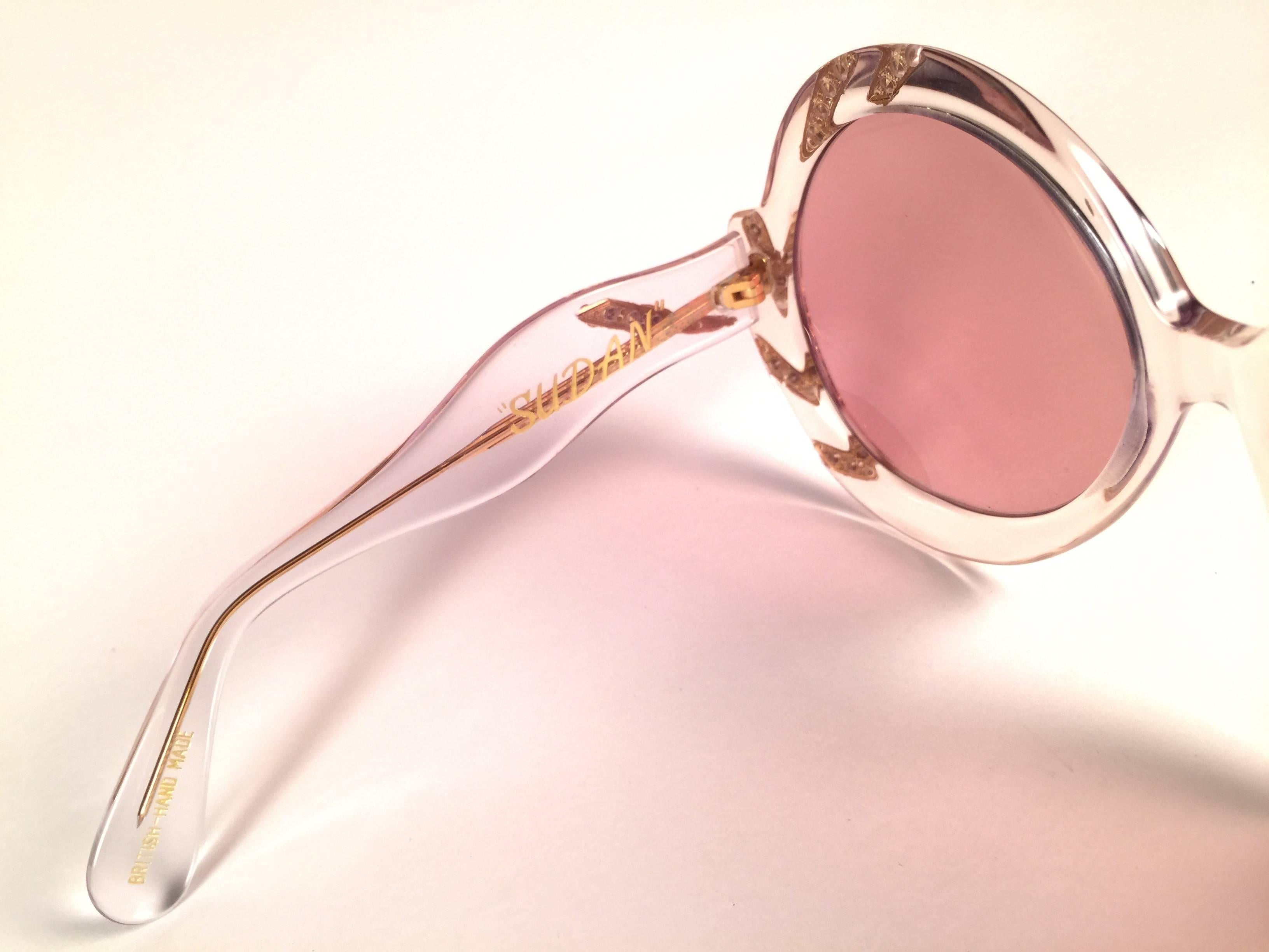 New Vintage Ultra Sudan Clear Rhinestones Rose Lens Oversized 1960's Sunglasses In New Condition In Baleares, Baleares