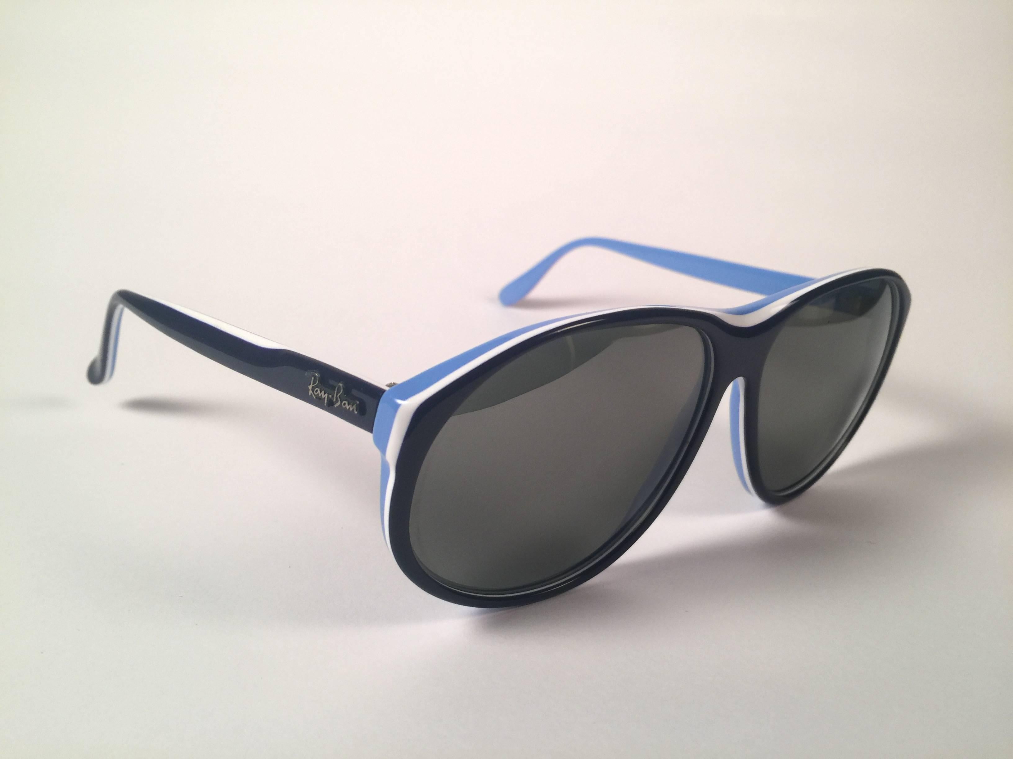 Mint and rare vintage Arcadia in white and blue frame holding a spotless pair of mirror lenses.

This pair have minor sign of wear with minor scratching on the lenses due to nearly 40 years of storage. 

Designed and Produced in USA.

FRONT : 14.3