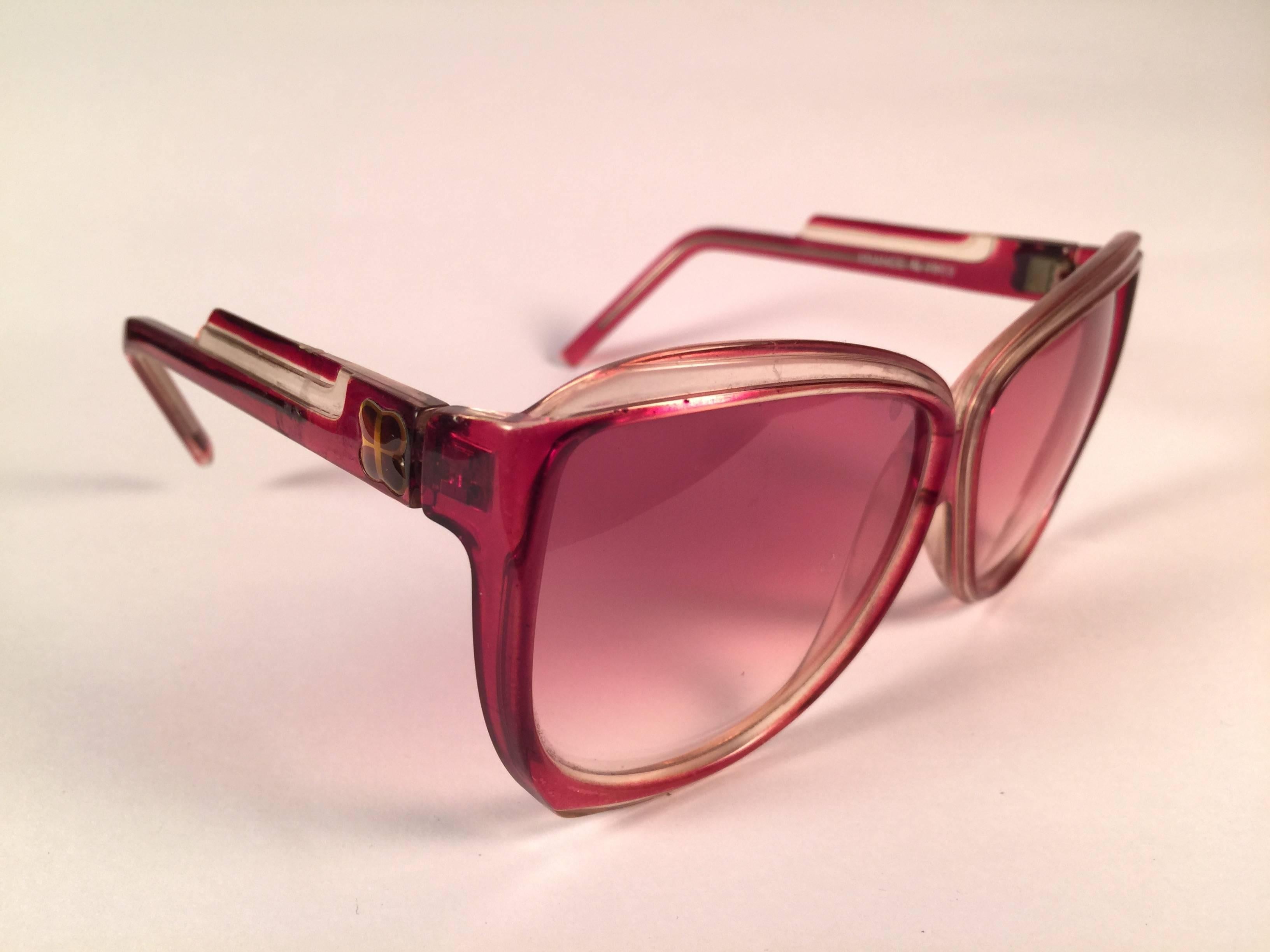 New Vintage Balenciaga clear and rose oversized frame holding a spotless pair of rose gradient lenses.

Never worn or displayed. This pair could show minor sign of wear due to storage.

Designed and produced in France.