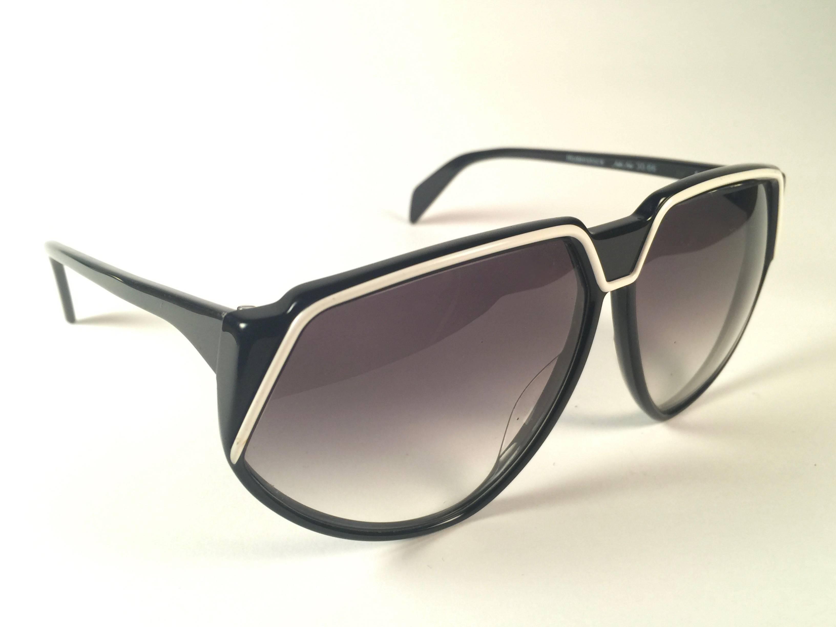 Nouvelles lunettes de soleil Vintage Rodenstock. 
Monture noire et blanche avec une paire de verres gris dégradés.  
Jamais porté ou exposé. Cet article peut présenter des signes mineurs d'usure dus à près de 40 ans de stockage.  
Conçu et produit