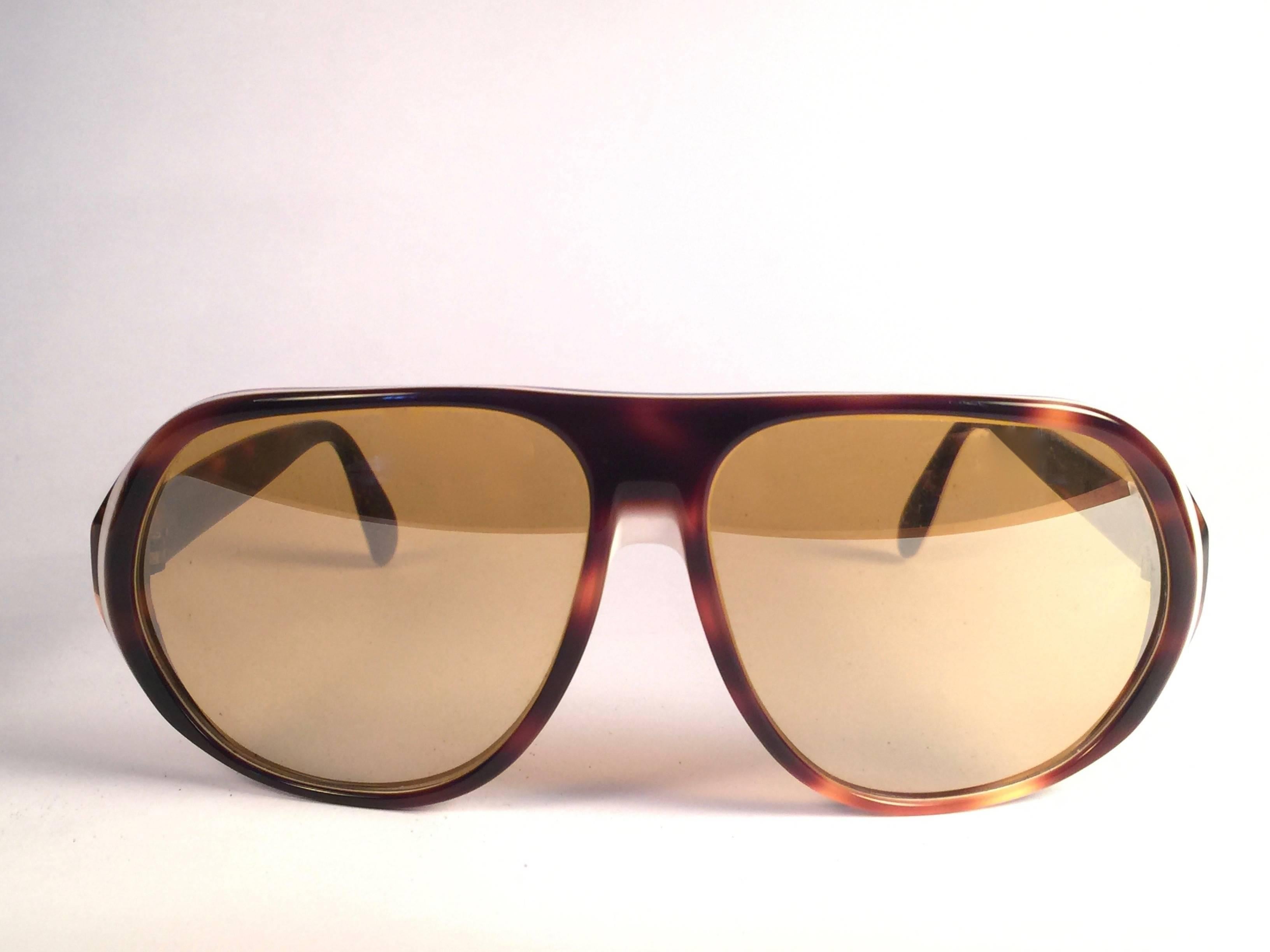New and rare Vintage Blazer Tortoise and white frame holding a spotless of Ambermatic mirror pair of lenses.  
New, never worn or displayed.  
This pair may have minor sign of wear due to nearly 40 years of storage. Designed and Produced in USA.