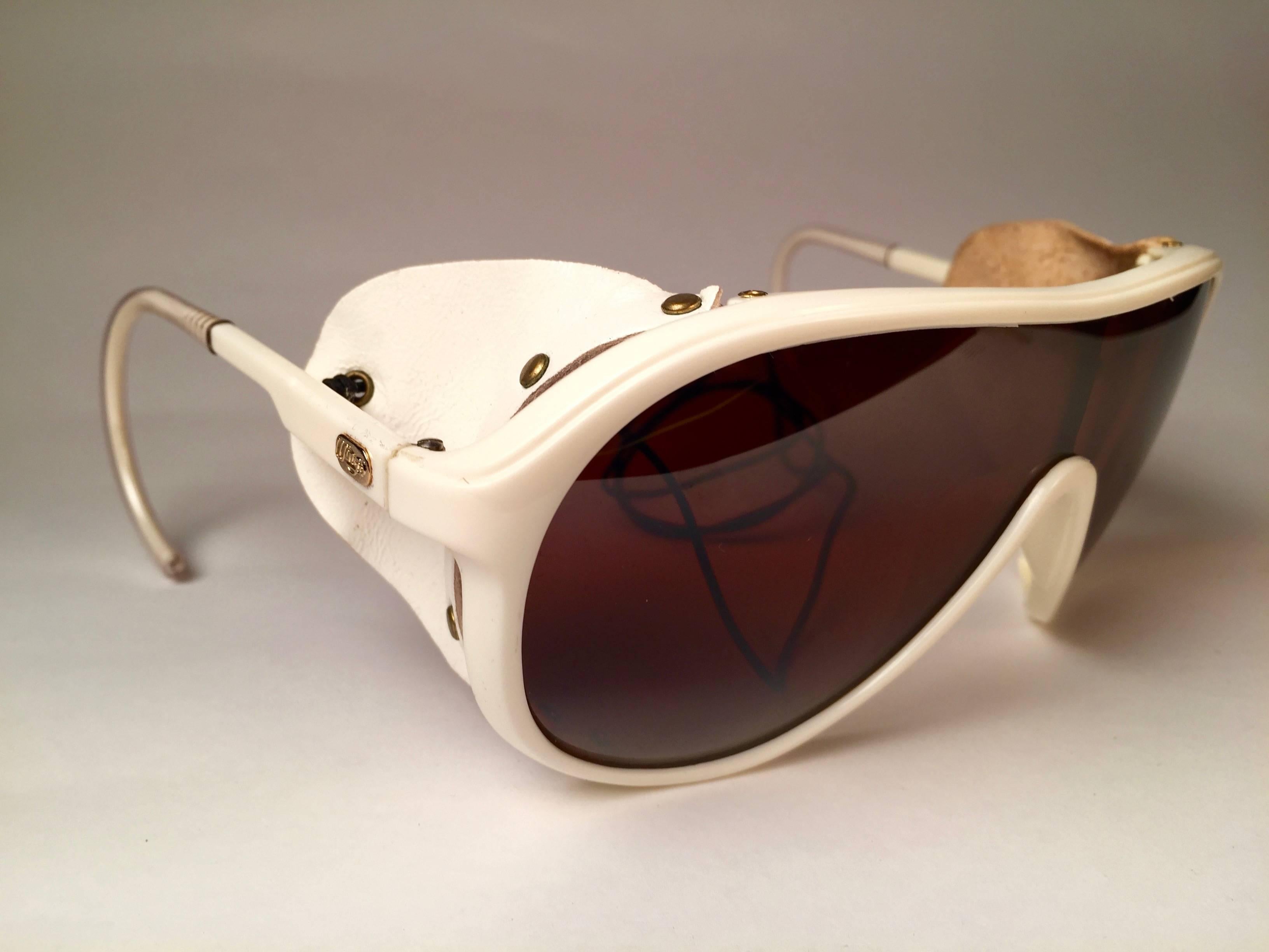 New and rare Vintage Wings frame holding a spotless pair of double mirror mono lens.  
Never worn or displayed.  
This pair may have minor sign of wear  on the lenses due to nearly 40 years of storage. It comes with its original B&L Ray Ban Carton