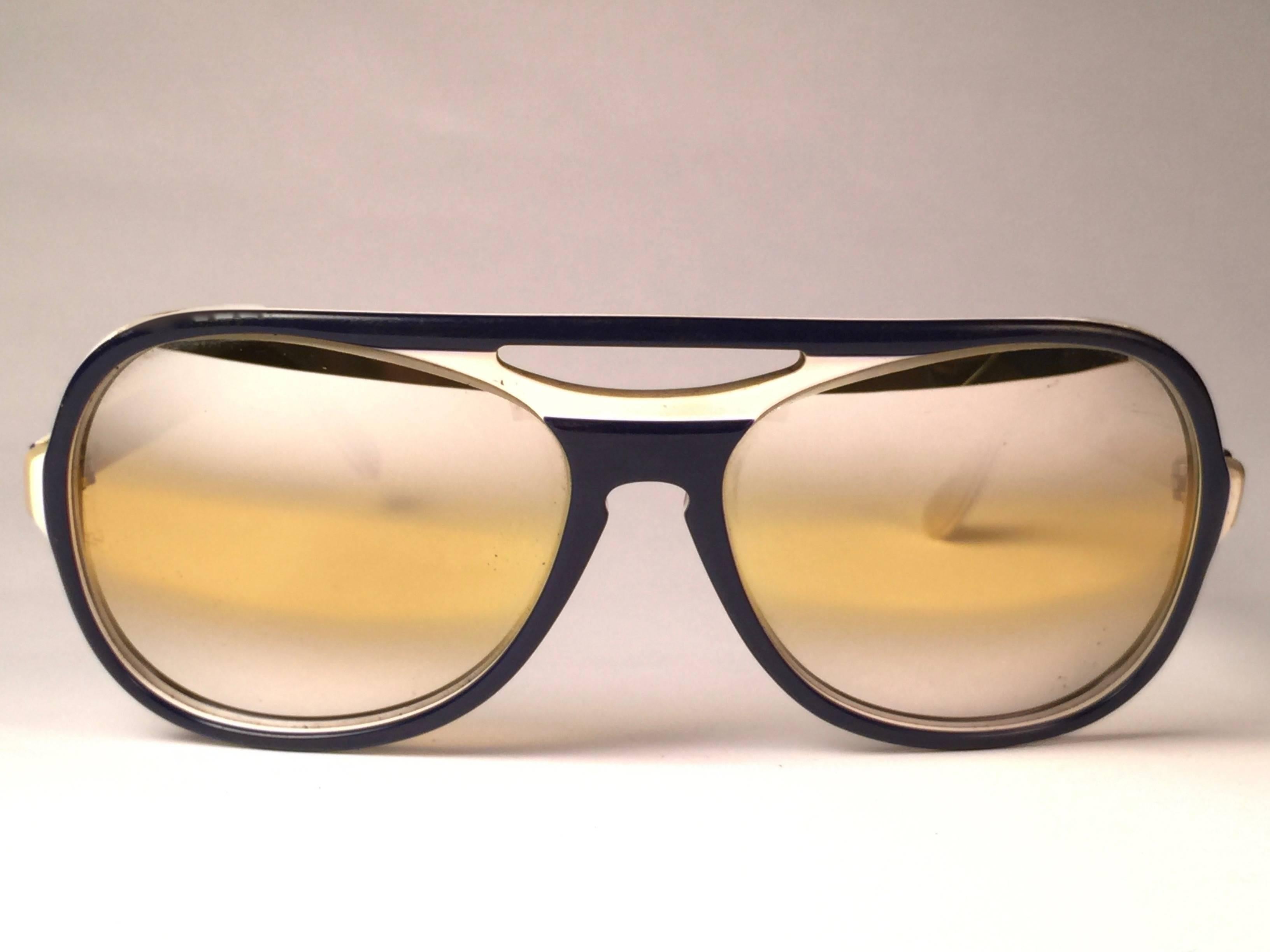 New and rare Vintage Powdernhorn blue, grey and white frame holding an Ambermatic double mirror pair of lenses.  
New, never worn or displayed. 
This pair may have minor sign of wear due to nearly 40 years of storage. Designed and Produced in USA.