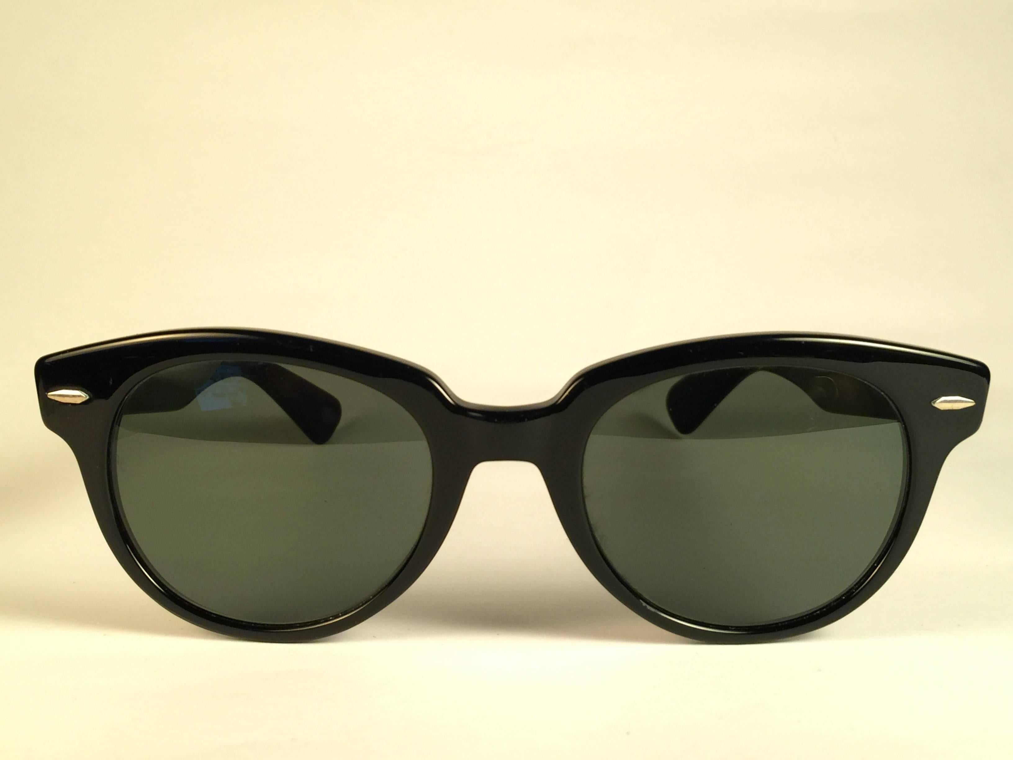 New classic Orion in black. B&L etched in both G15 grey lenses. 
Please notice that this item is nearly 40 years old and could show some storage wear.  
New, ever worn or displayed. Original Ray Ban B&L case.