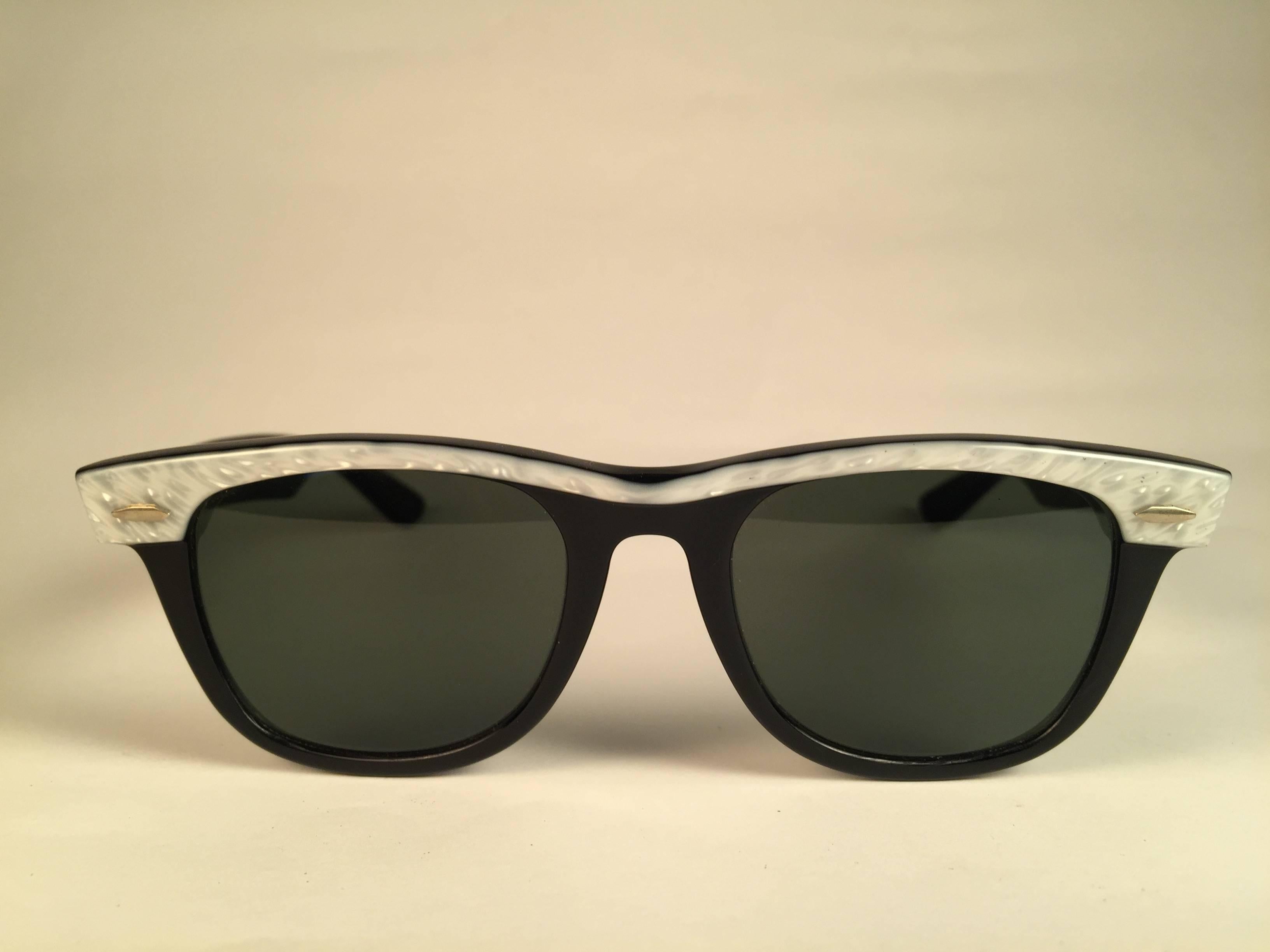 Vintage classic Wayfarer in white & black. B&L etched in both G15 grey lenses. Please notice that this item is nearly 40 years old and could show some storage wear.  
New, ever worn or displayed.