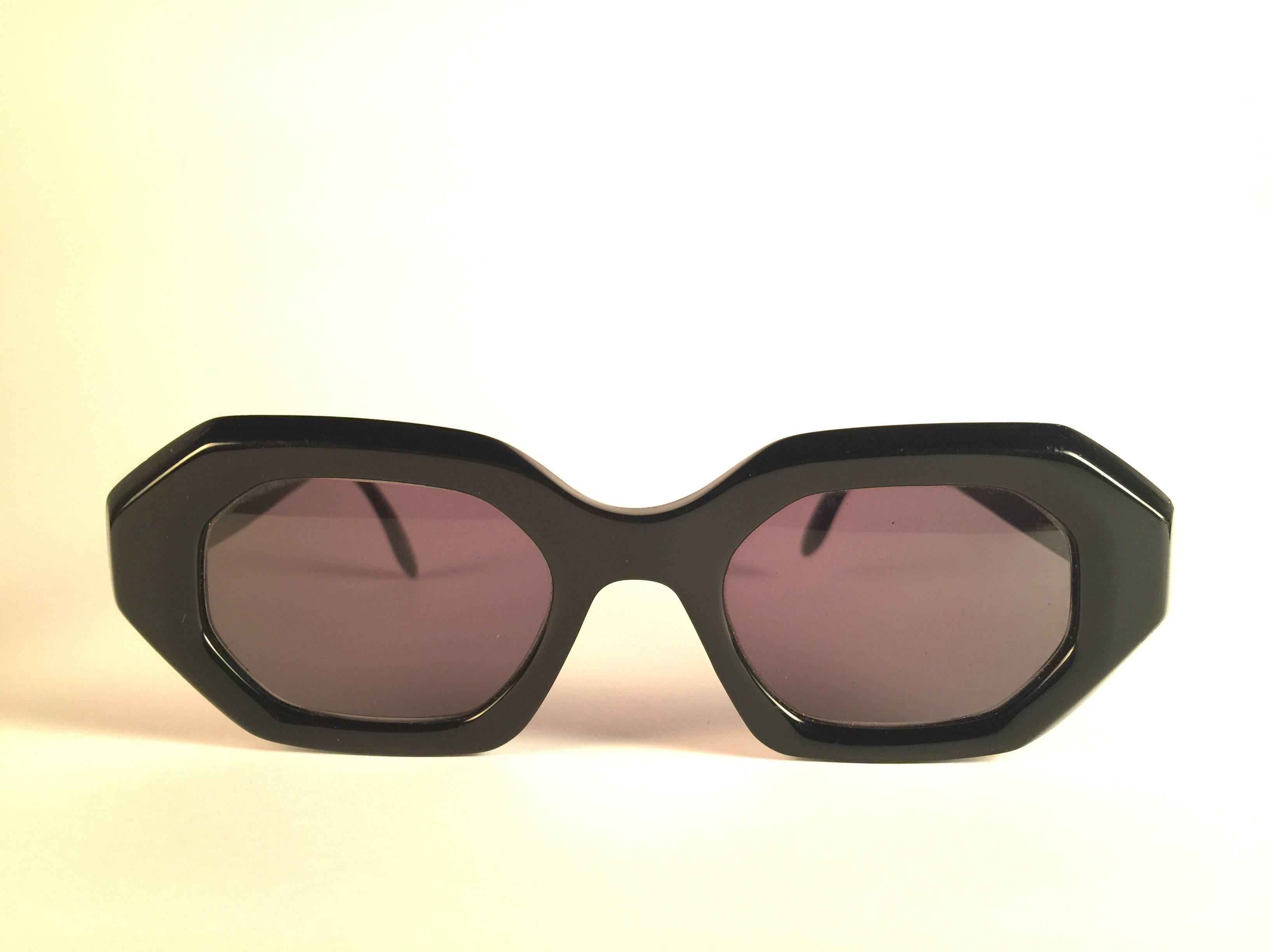 Mint Vintage Paloma Picasso Black Small Sunglasses By Metzler Made in Germany 1980's. 

Black frame holding a spotless pair of grey lenses. Frame with minor wear and tarnish on the X sign due to storage. 

Made in Germany.

