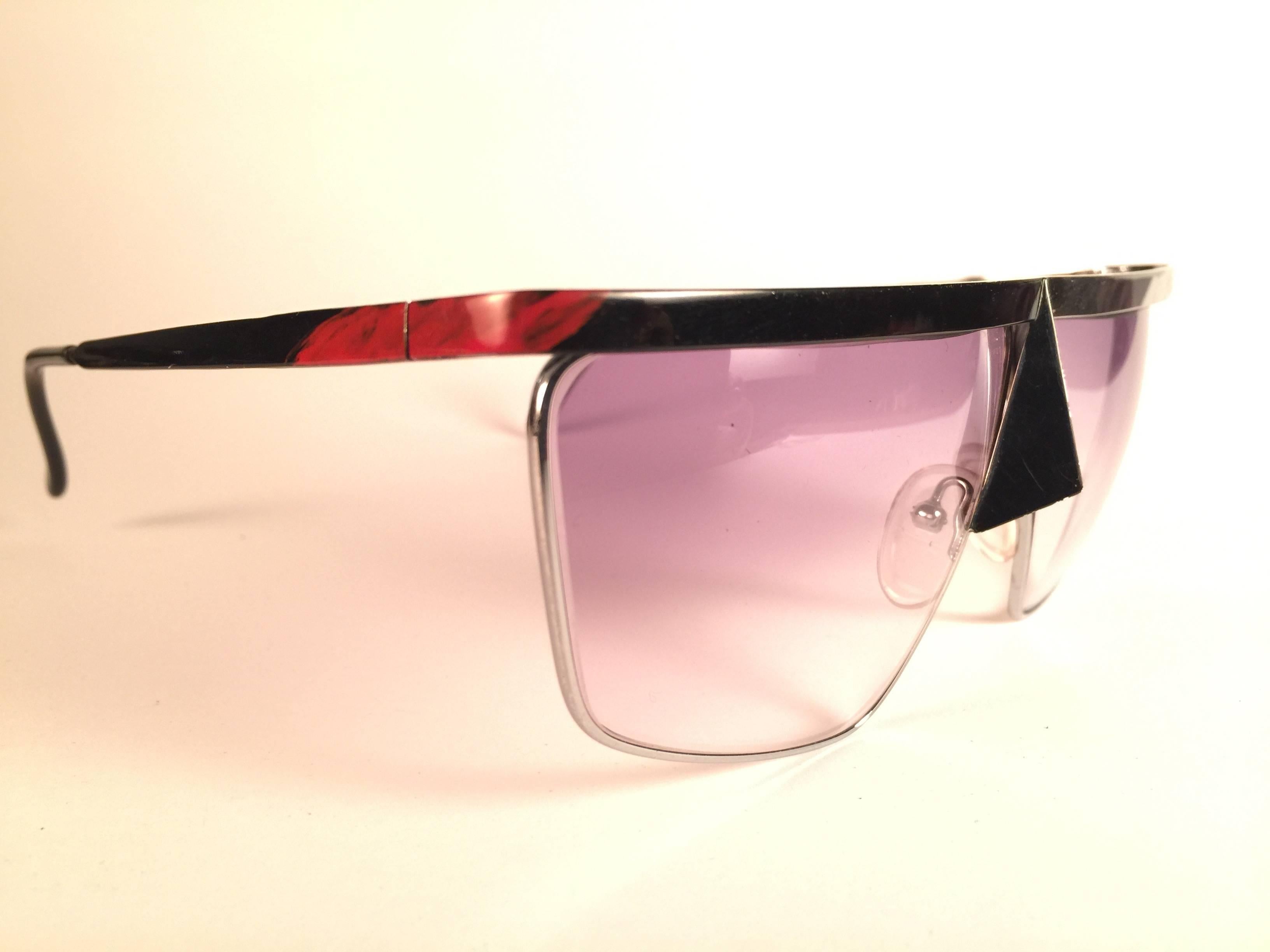 New Vintage Casanova Avantgarde silver frame holding a pair of purple gradient lenses.

This pair may have minor sign of wear due to storage.

Made in Italy.