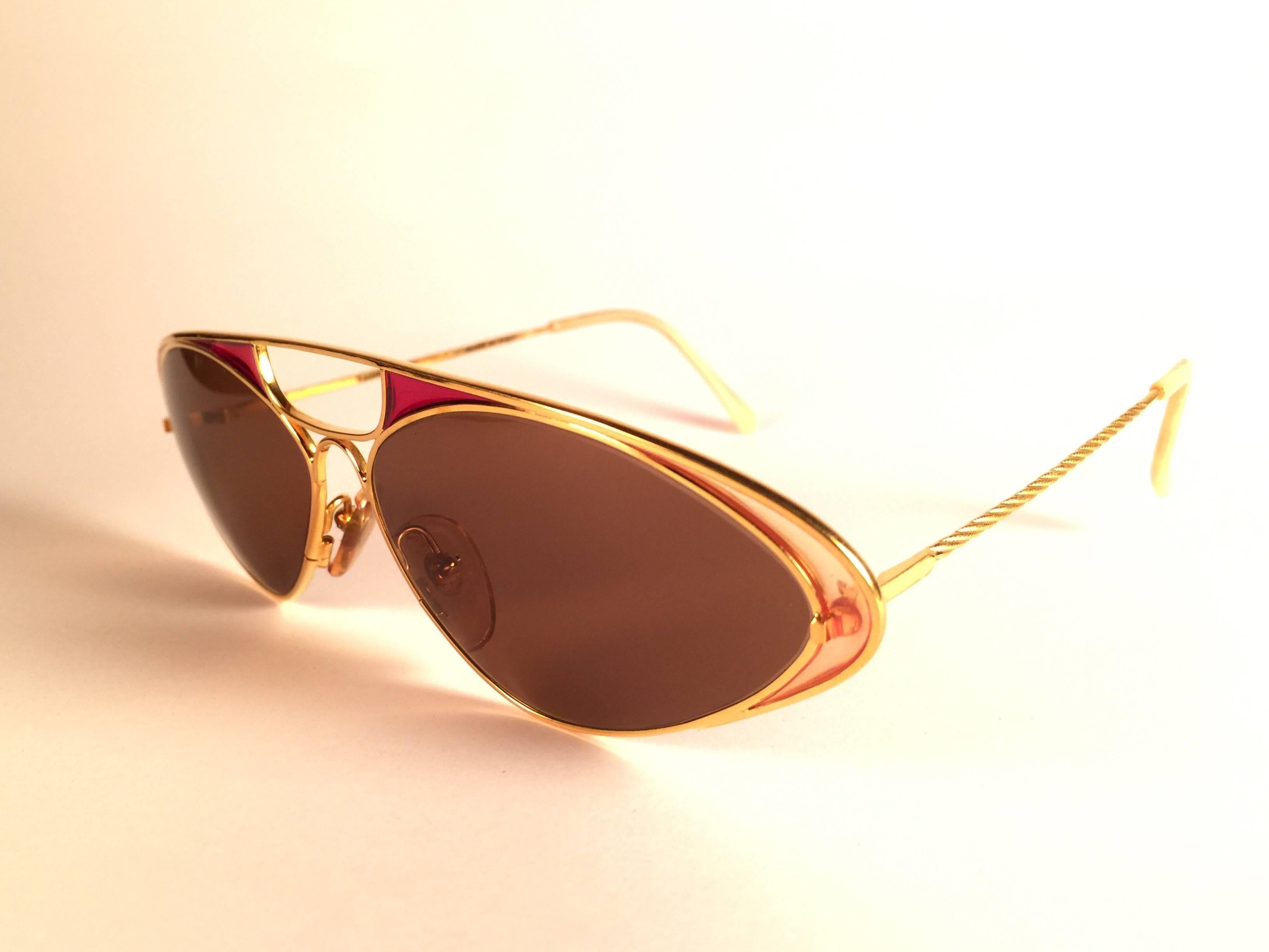 New Vintage Casanova Enamel Gold Frame Brown Lens 1980 Sunglasses In New Condition In Baleares, Baleares
