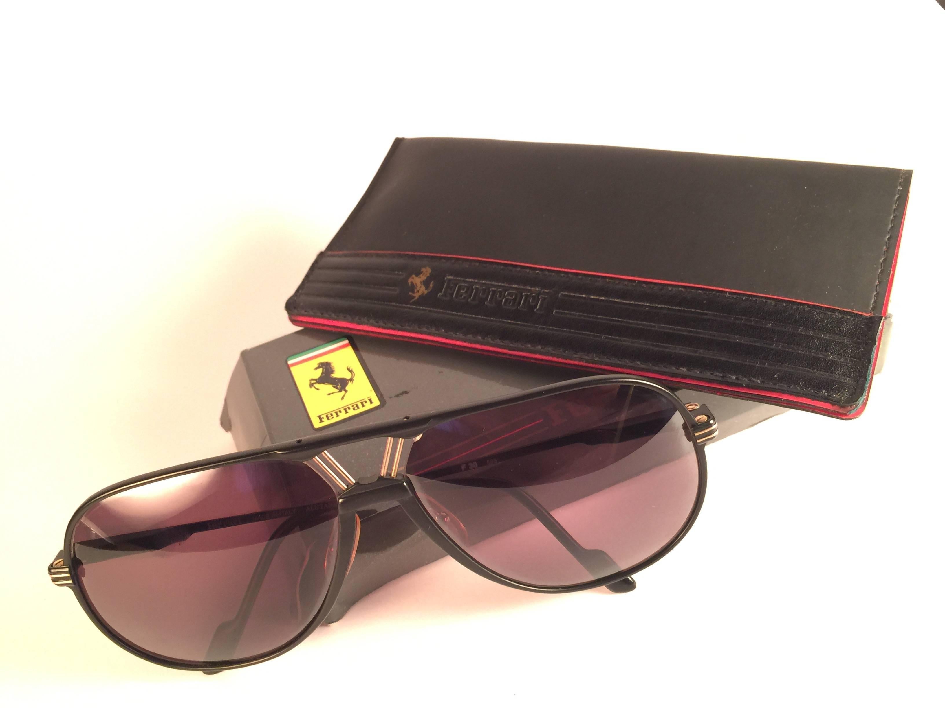 New Vintage Ferrari F30 Black & Gold Accents 1980 Made in Italy Sunglasses In New Condition In Baleares, Baleares