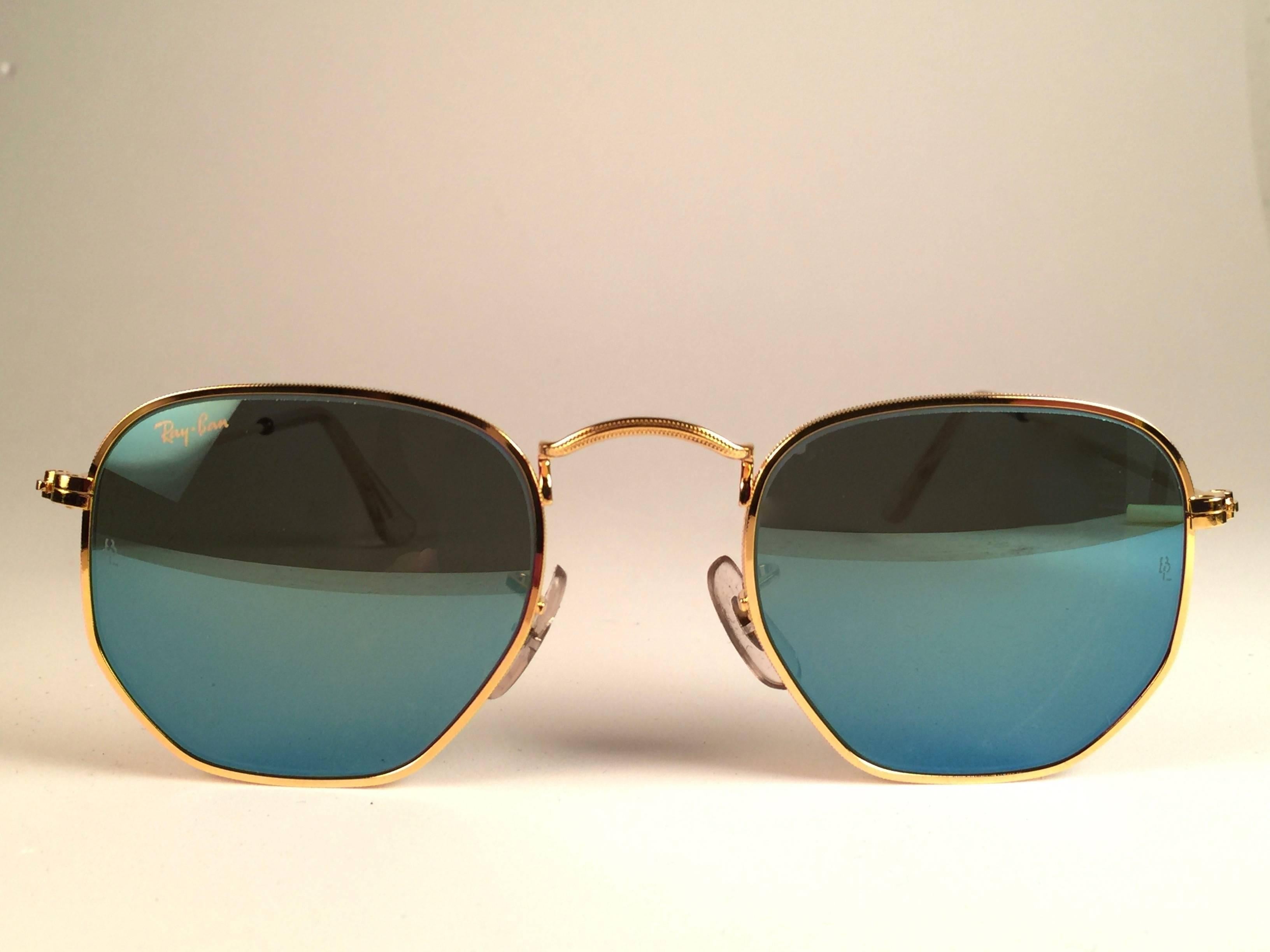 New Vintage Ray Ban Style 3 in Gold. Lenses are Blue mirror, B&L etched in the lenses.  Comes with its original Ray Ban B&L case. 
This piece may show minor sign of wear due to storage. 
A seldom piece in new, never worn or displayed condition.