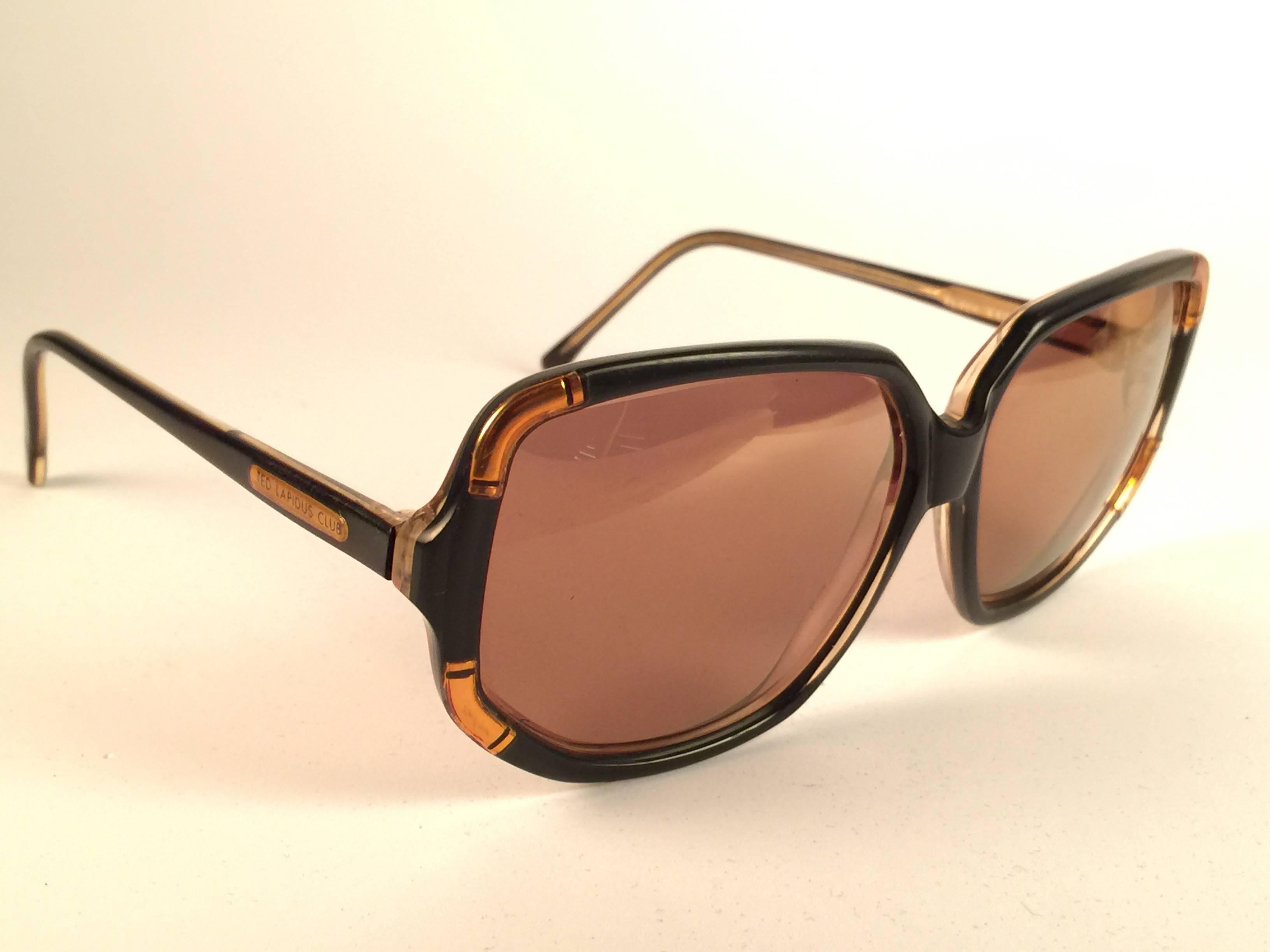New Vintage Ted Lapidus Black & gold frame with spotless gold mirror lenses. Please consider that this item its nearly 50 years old and could show minor sign of wear or discolouration due to storage. Made in Paris. Produced and design in 1970's.